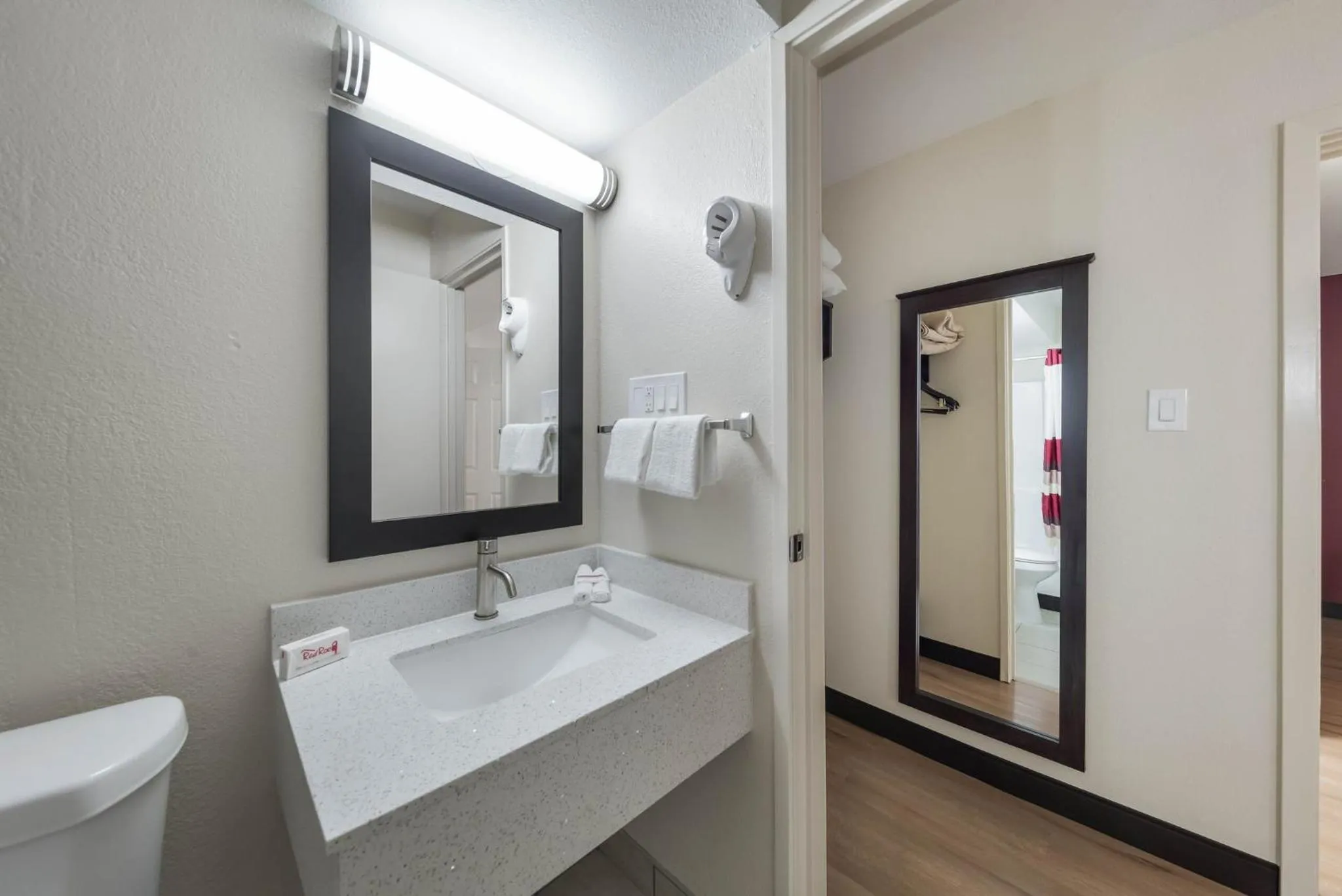 Bathroom in Red Roof Inn & Suites Denton