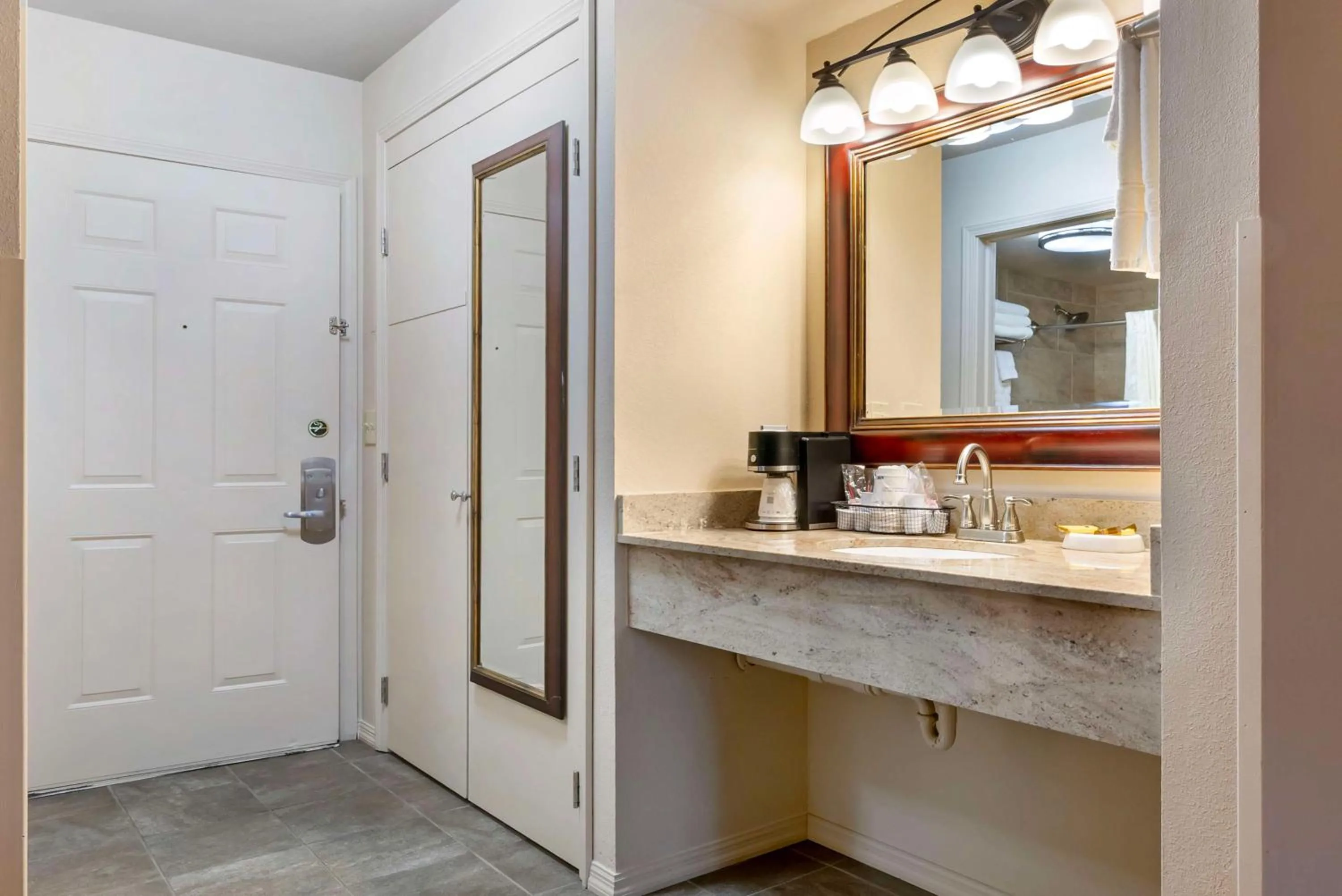 Bedroom in Best Western Plus Concord Inn