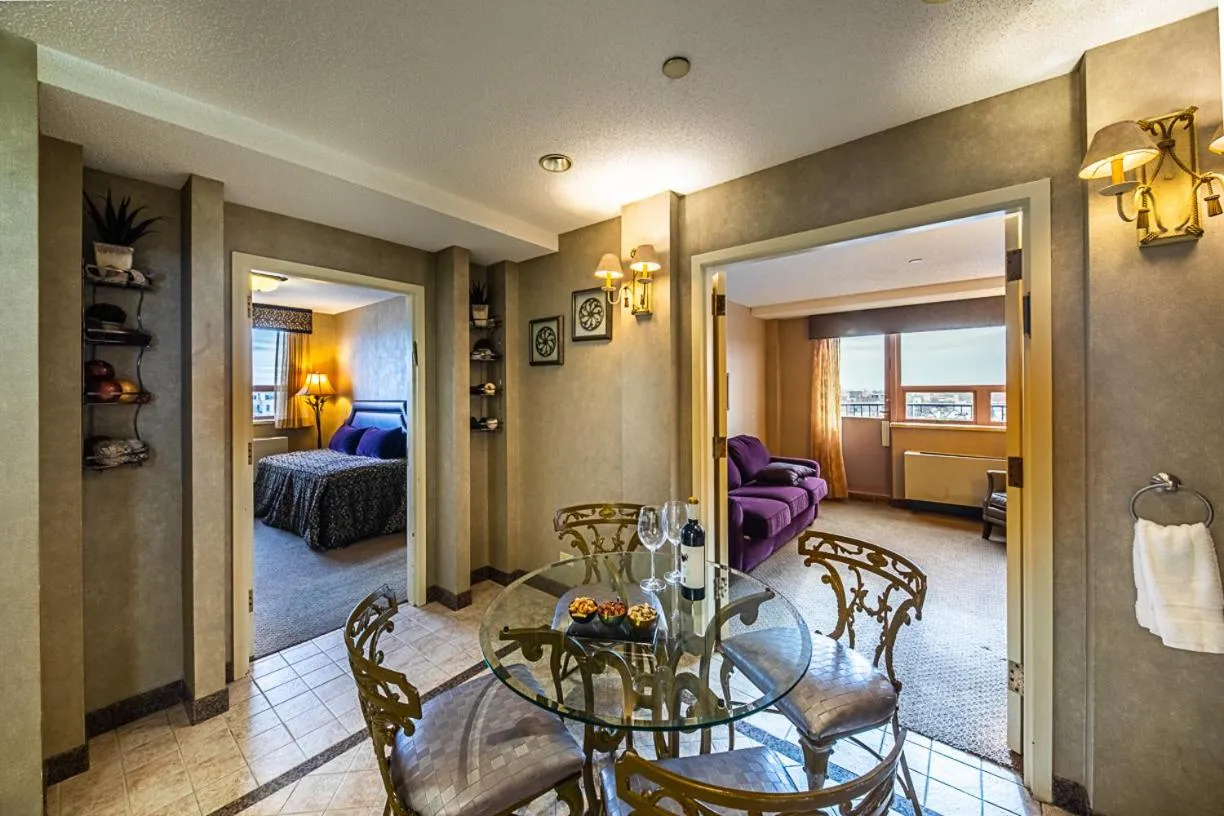 Kitchen or kitchenette, Bed in The Avenue Plaza