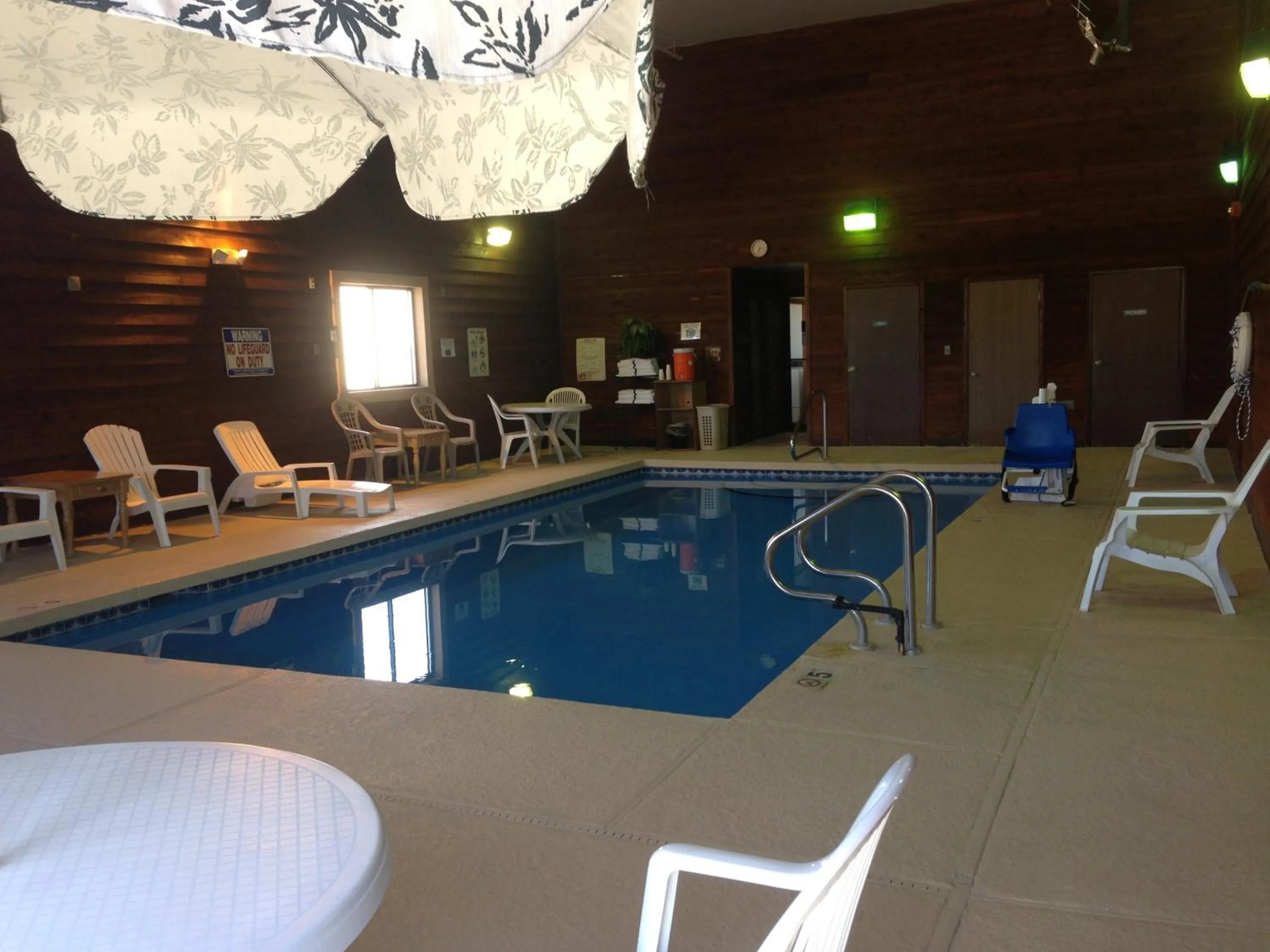 Swimming pool in Kings Inn Cody
