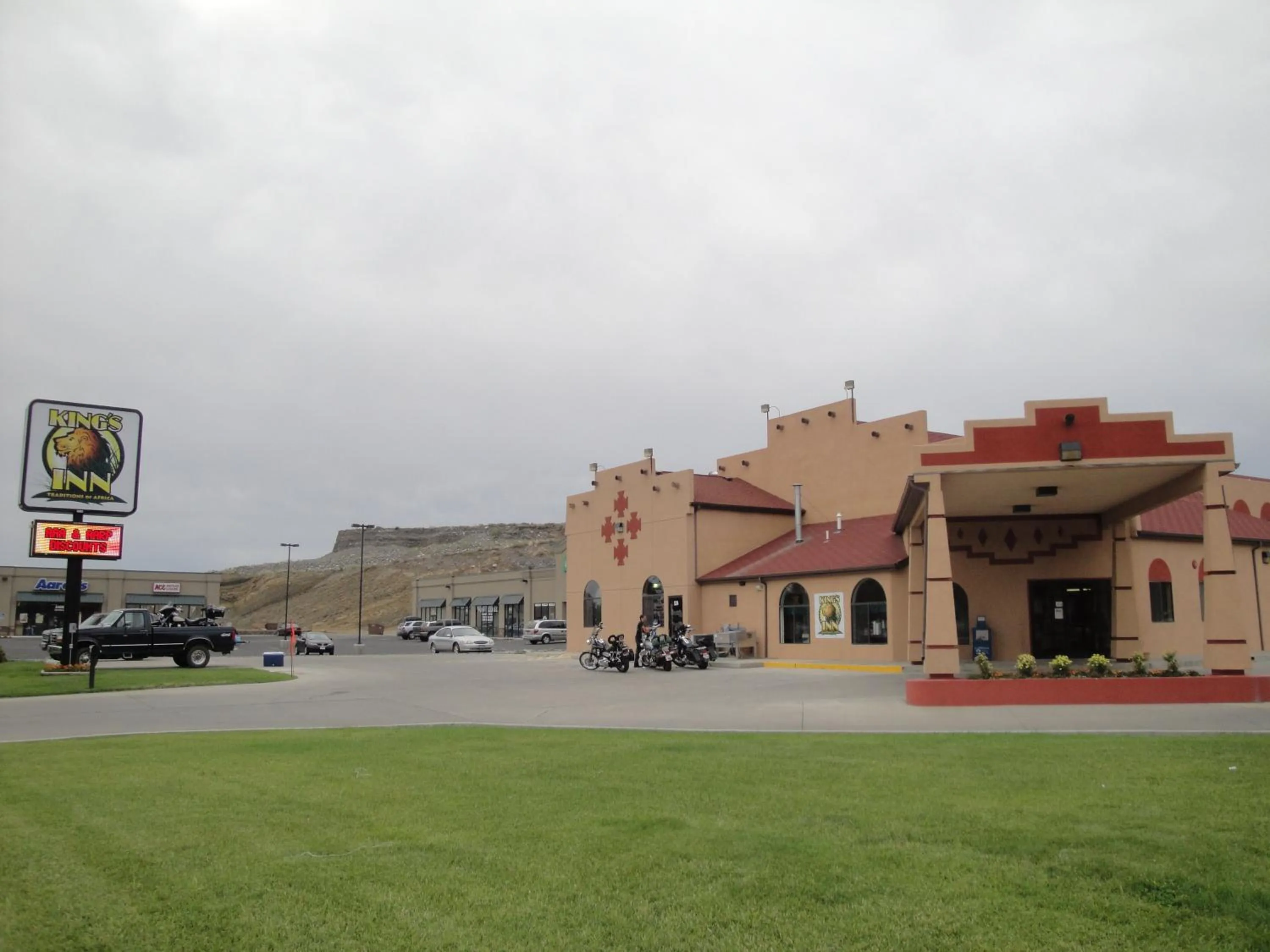 Facade/entrance in Kings Inn Cody