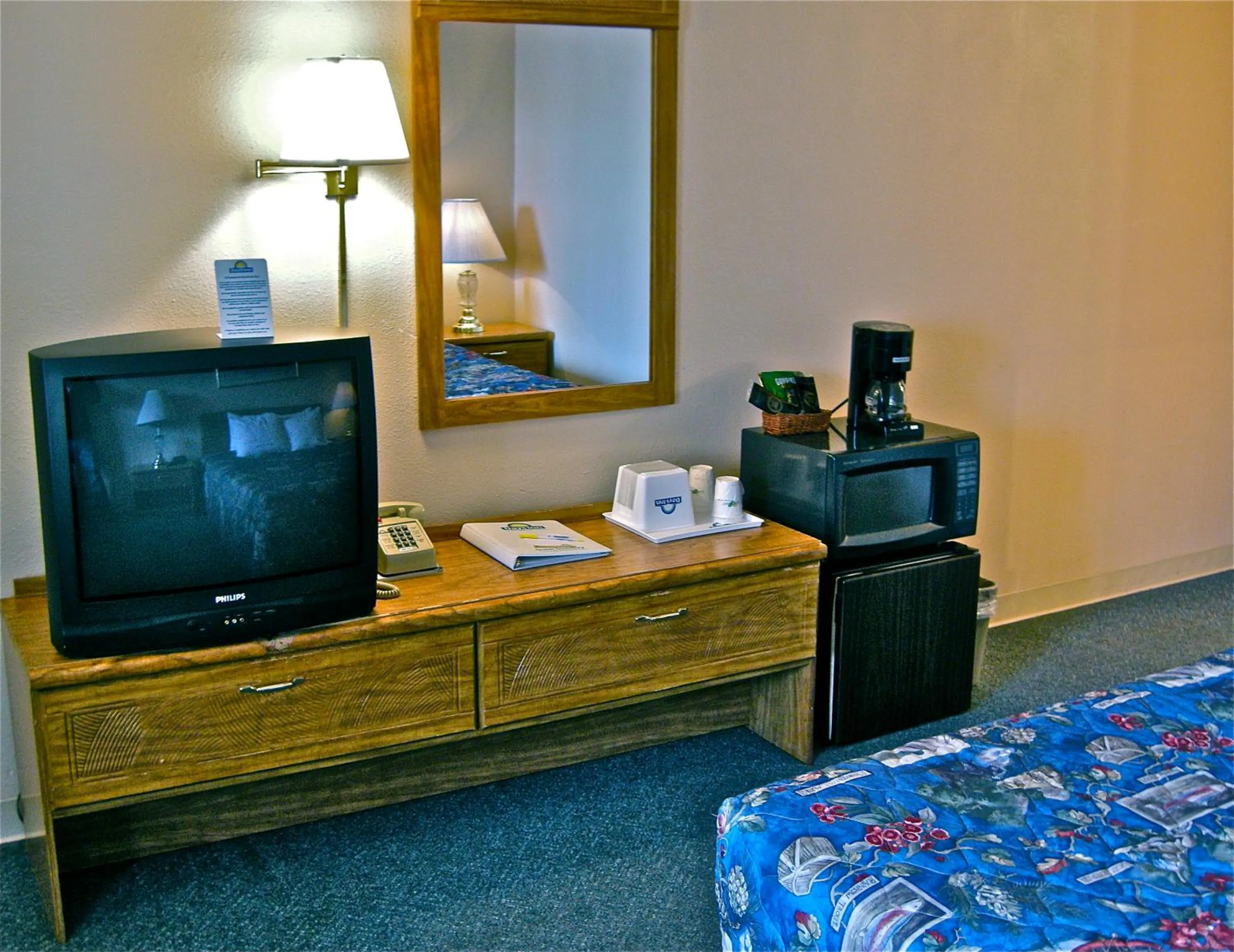 TV and multimedia, Bed in Days Inn by Wyndham Burns