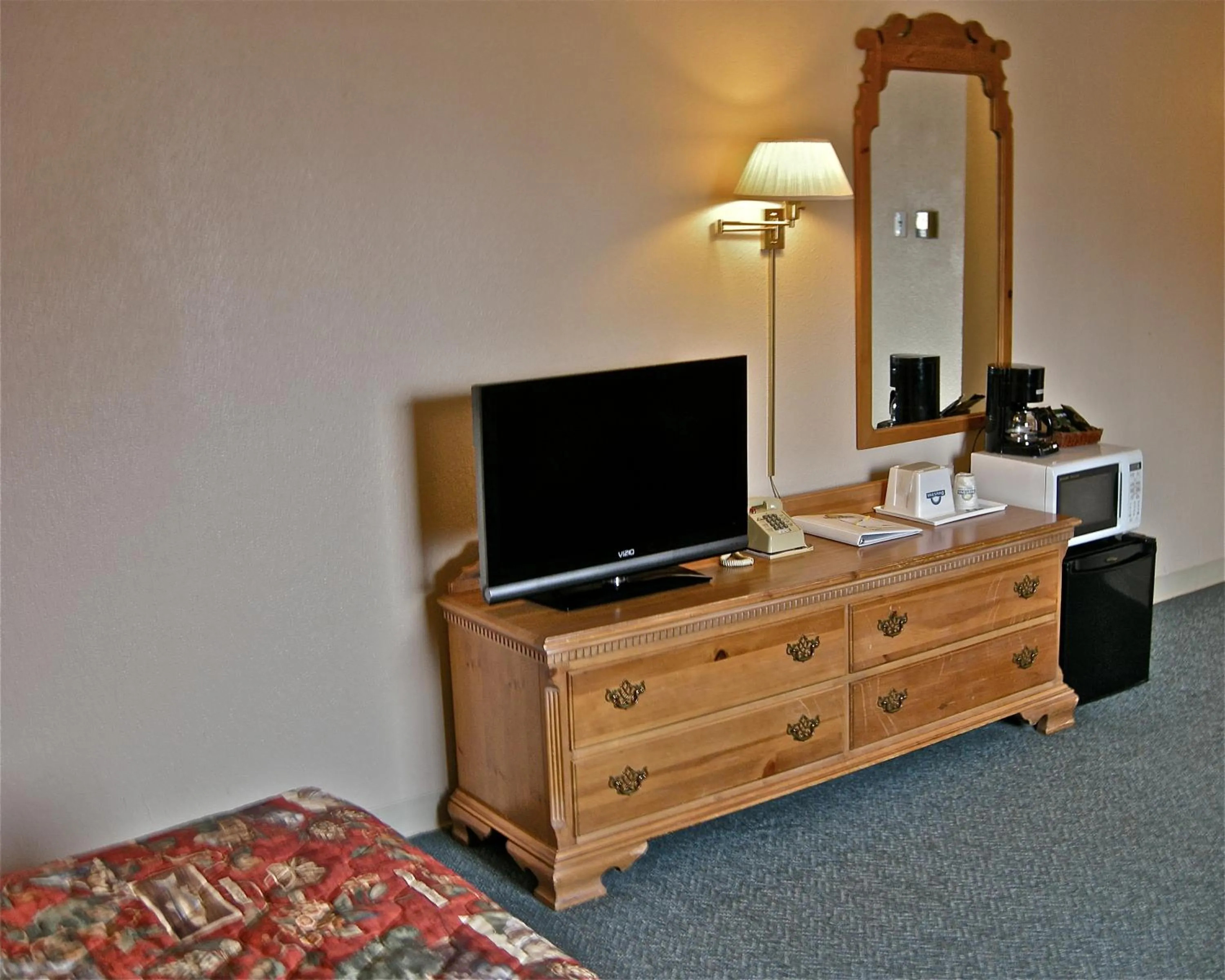 TV and multimedia, Bed in Days Inn by Wyndham Burns