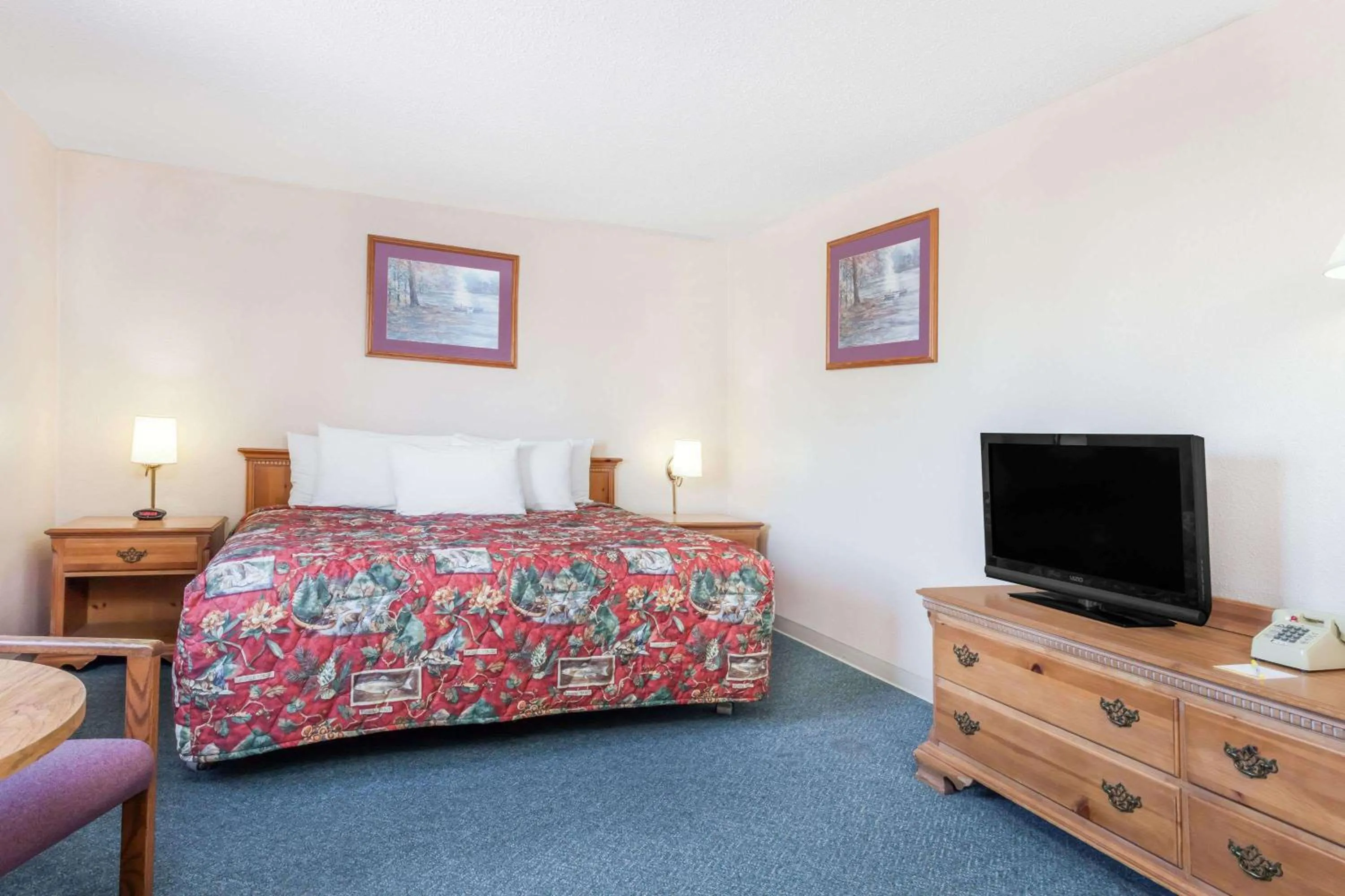 Photo of the whole room, Bed in Days Inn by Wyndham Burns