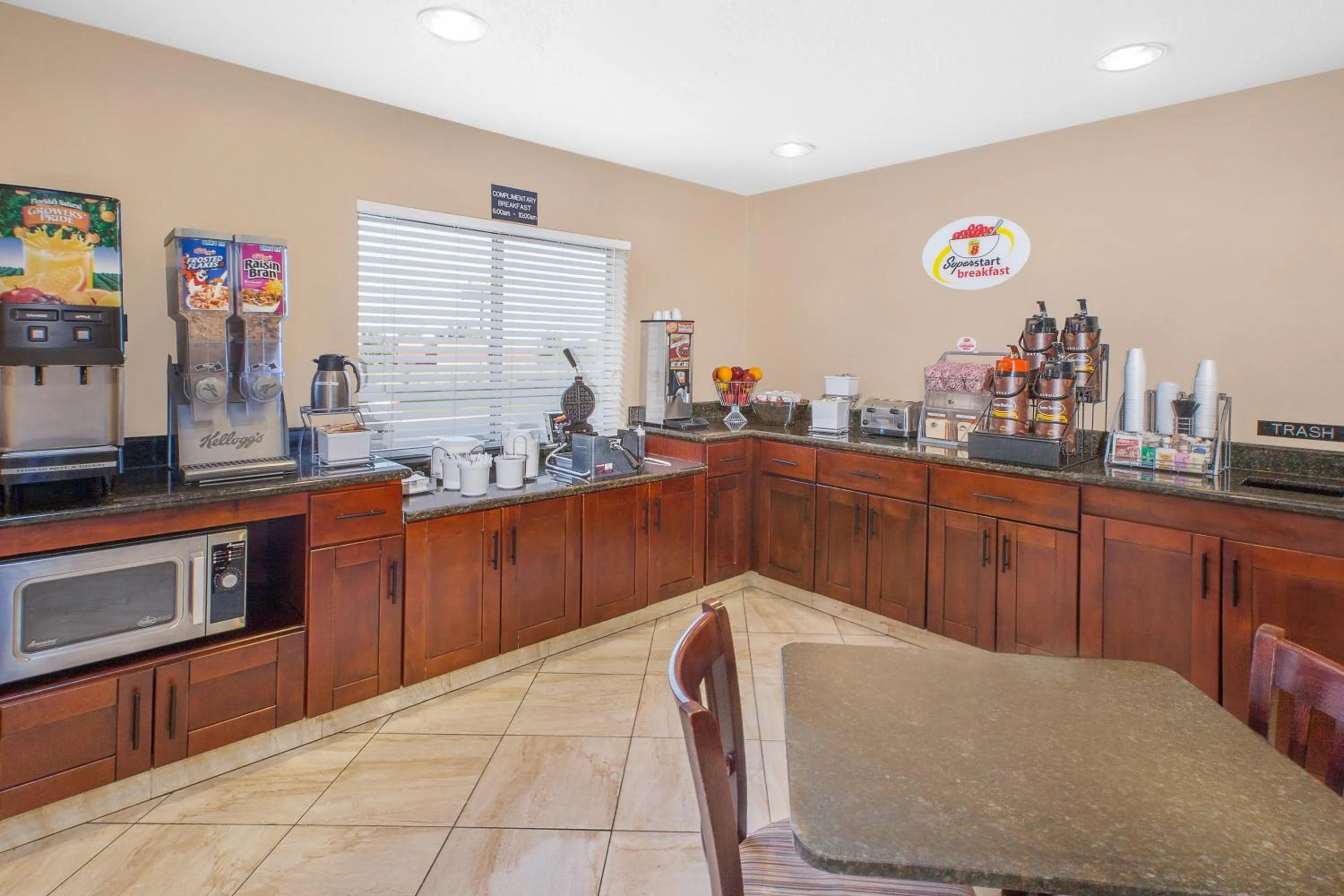 Dining area in Super 8 by Wyndham Seville