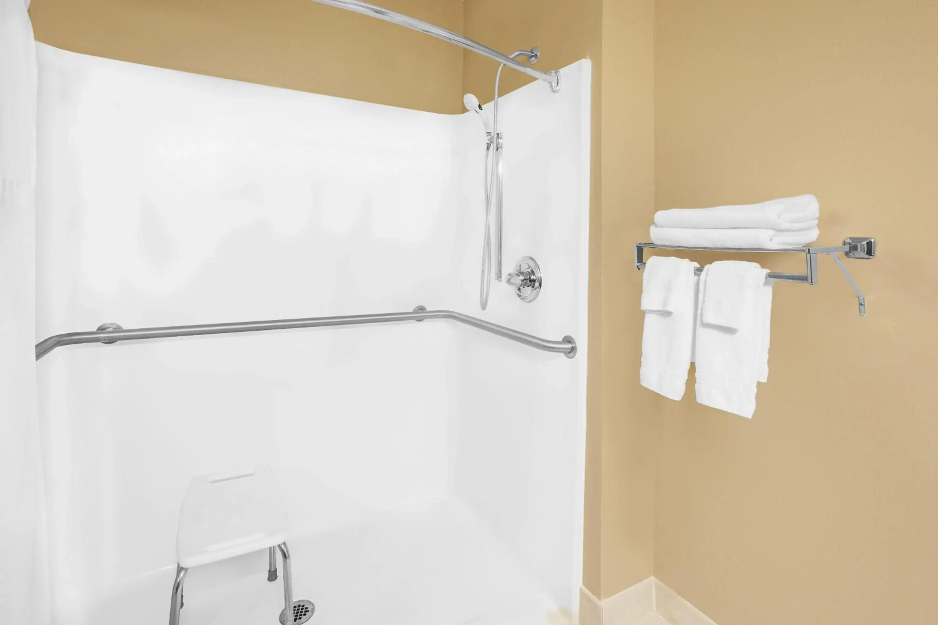 Queen Room - Disability Access - Non-Smoking in Super 8 by Wyndham Seville Queen Room - Disability Access - Non-Smoking in Super 8 by Wyndham Seville