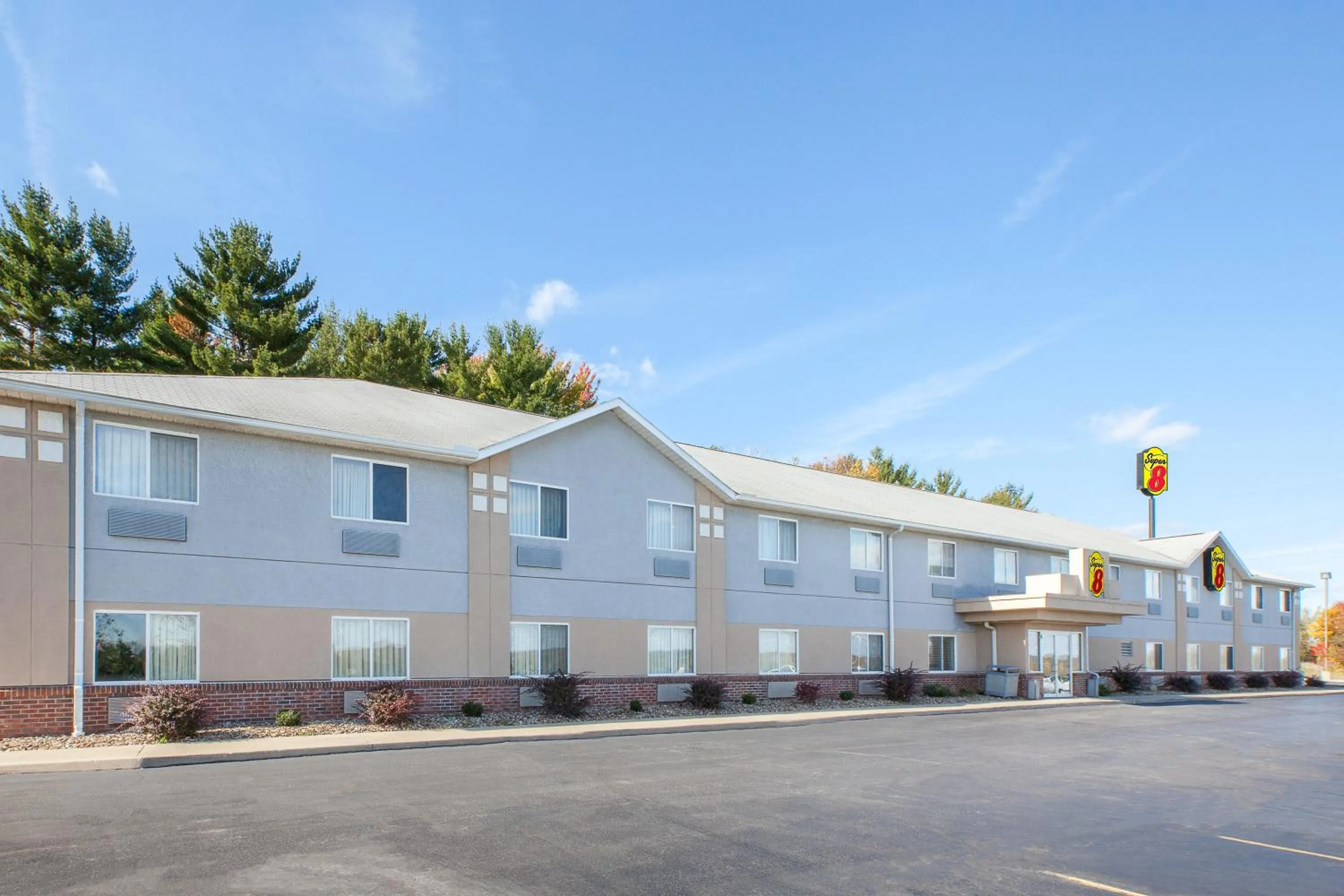 Facade/entrance in Super 8 by Wyndham Seville