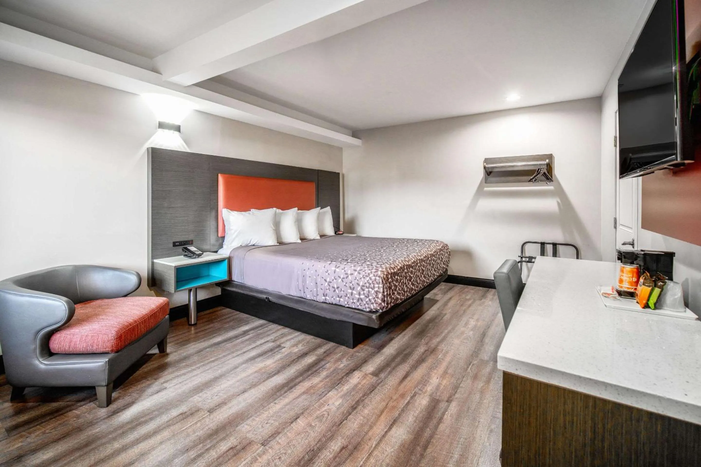 Bedroom, Bed in Rodeway Inn South Gate - Los Angeles South