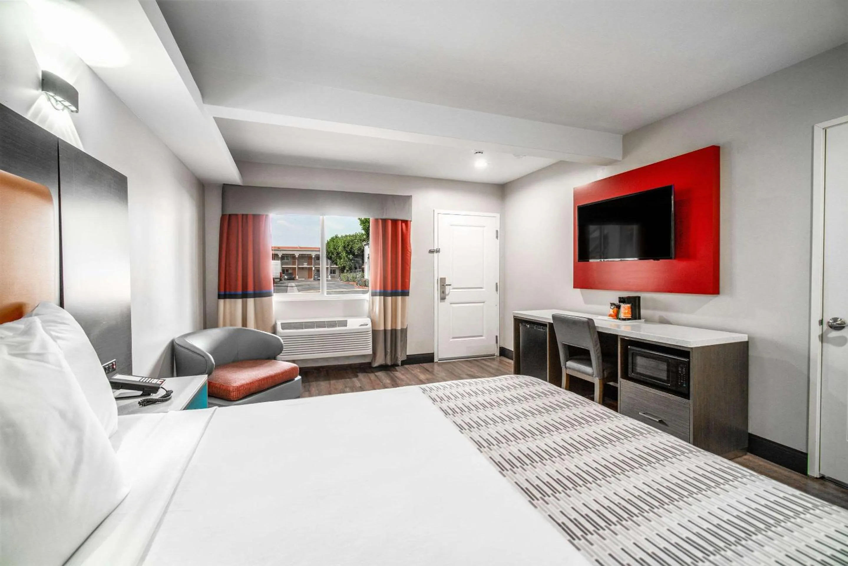 Bedroom, Bed in Rodeway Inn South Gate - Los Angeles South