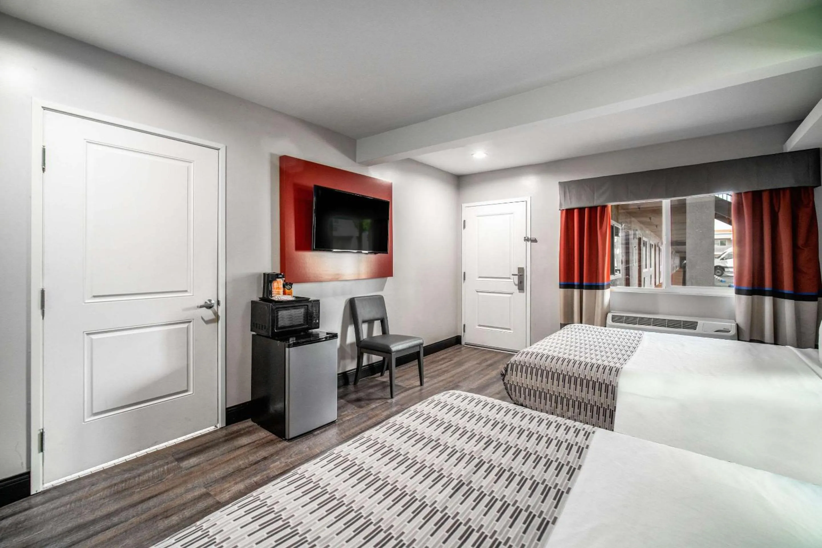 Bedroom, Bed in Rodeway Inn South Gate - Los Angeles South