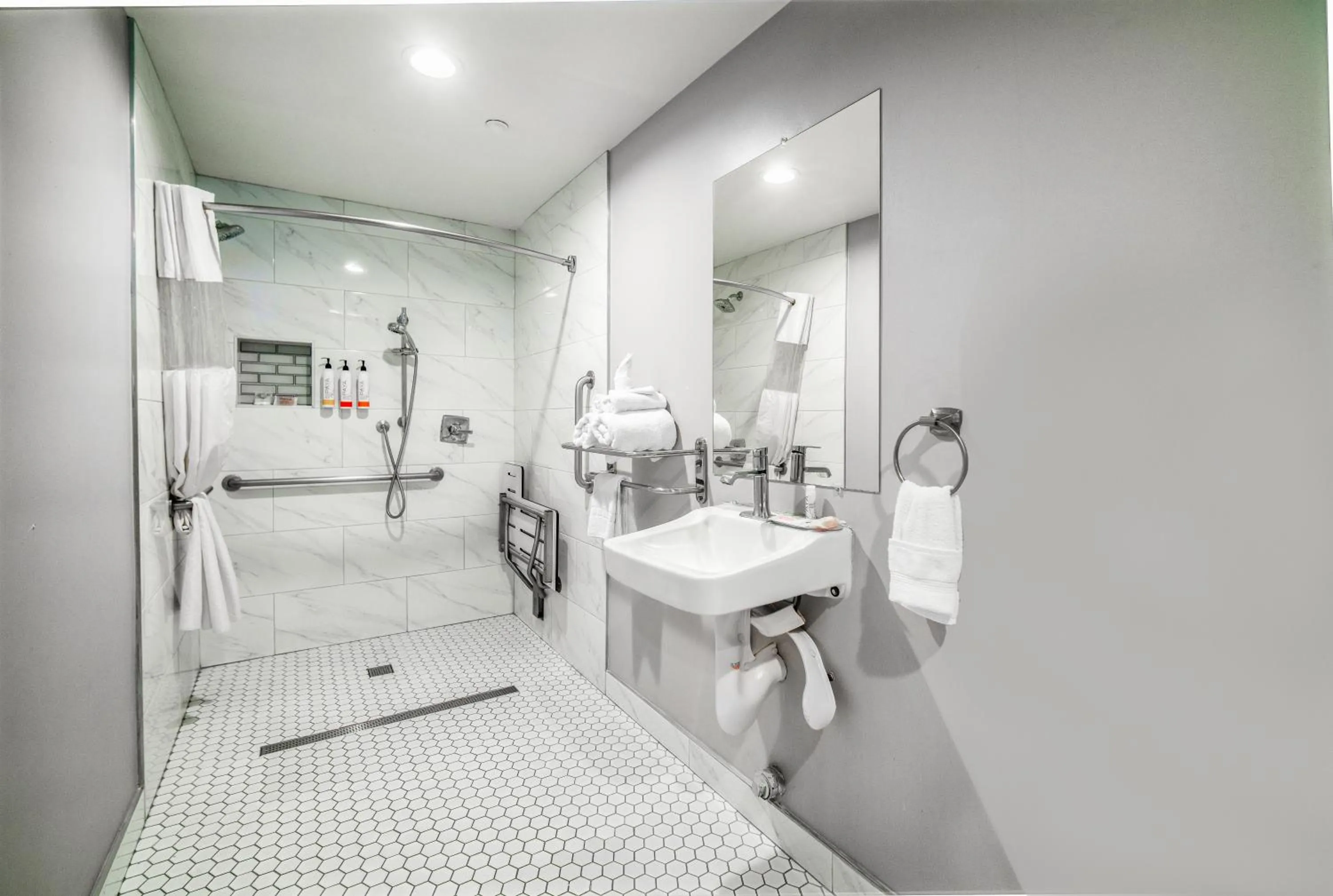 Bathroom, Bed in Rodeway Inn South Gate - Los Angeles South