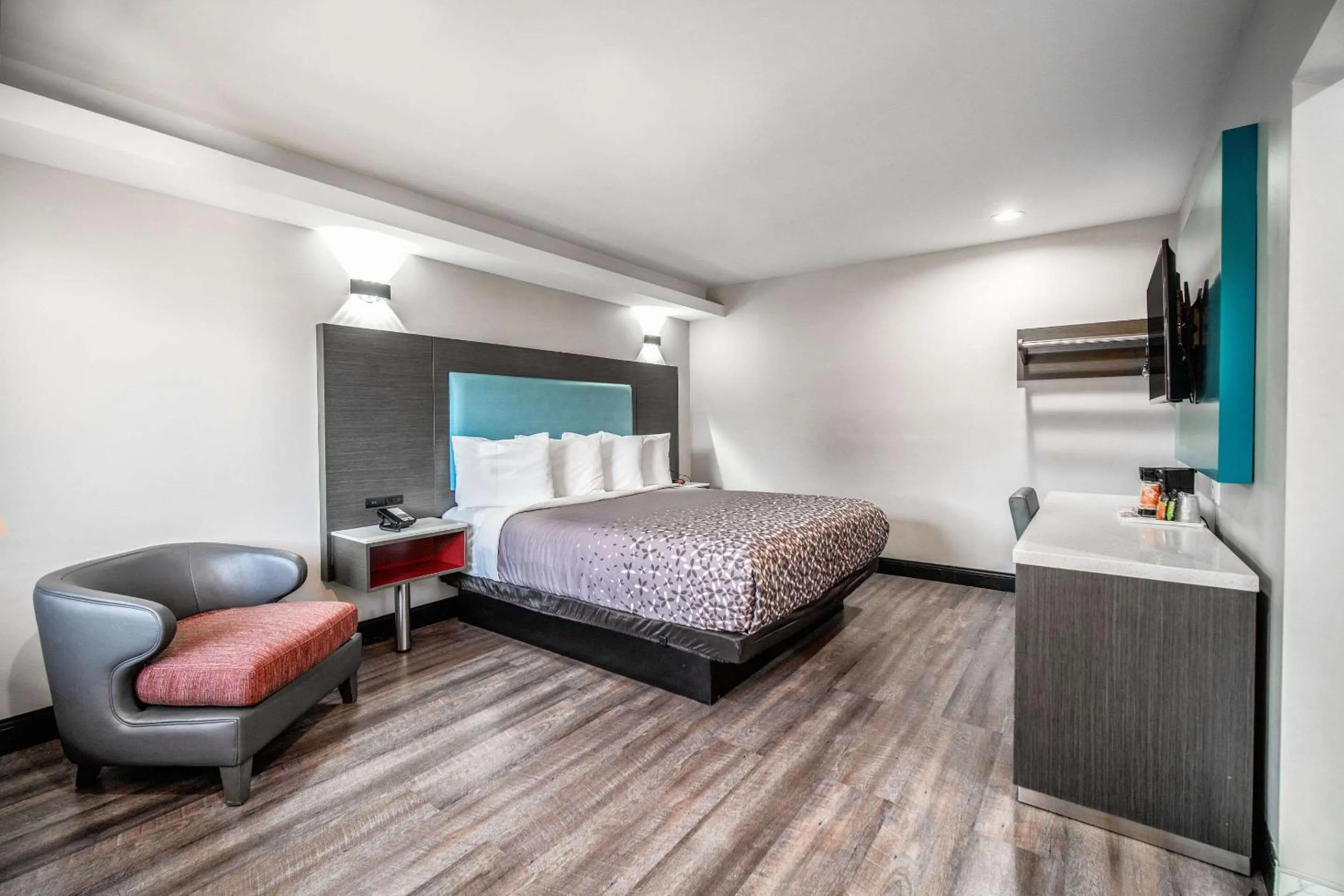 Bedroom, Bed in Rodeway Inn South Gate - Los Angeles South