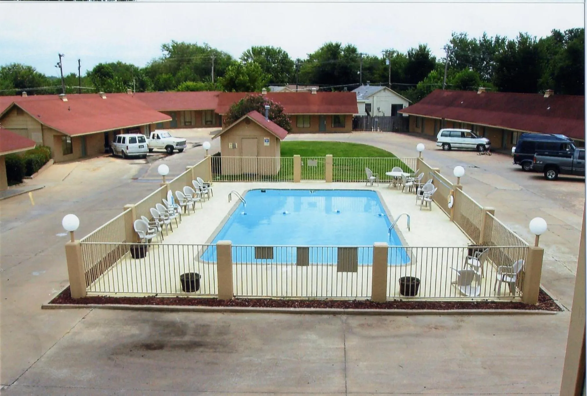 Swimming pool in Will Rogers Inn