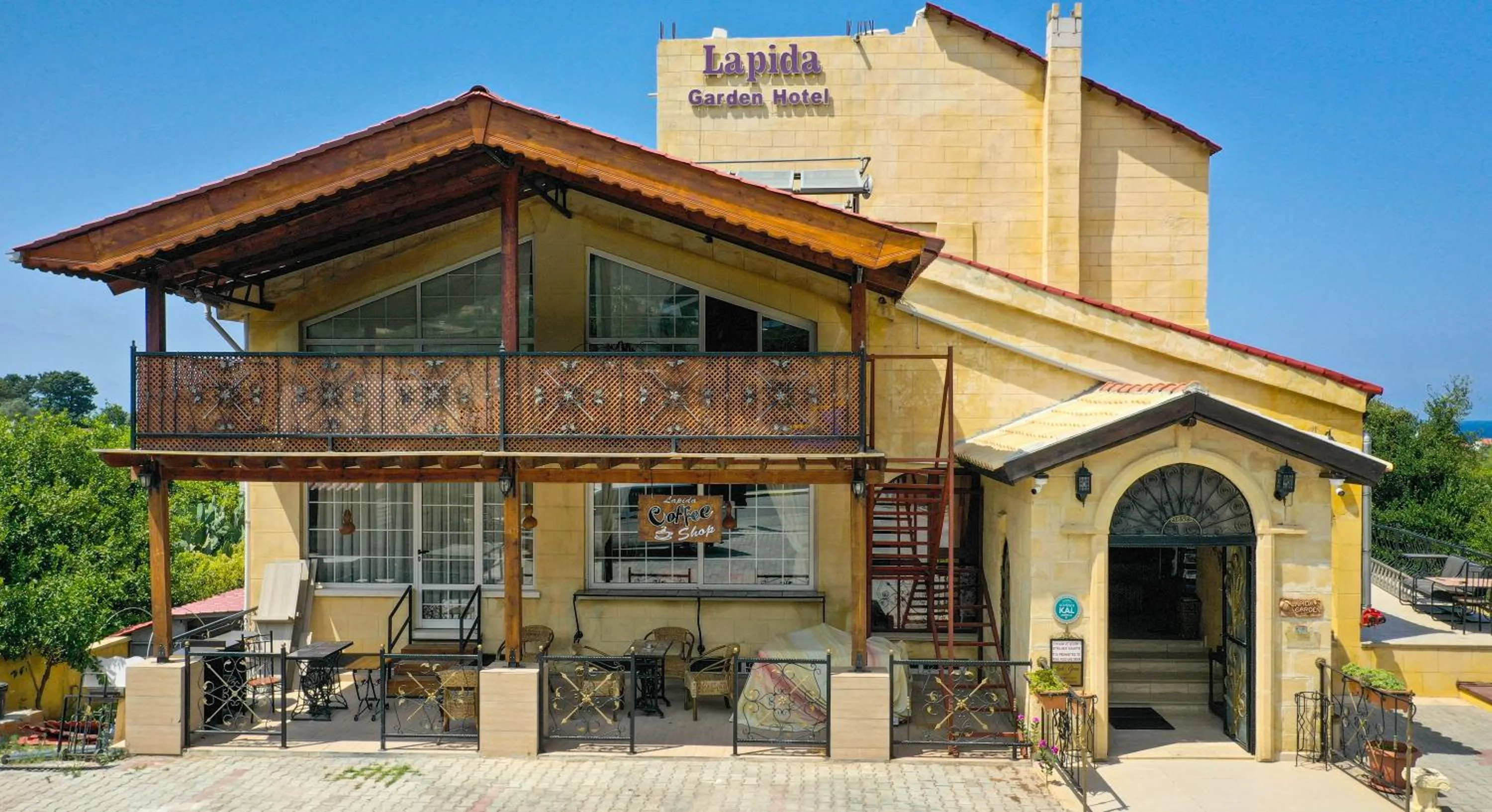 Facade/entrance in Lapida Garden