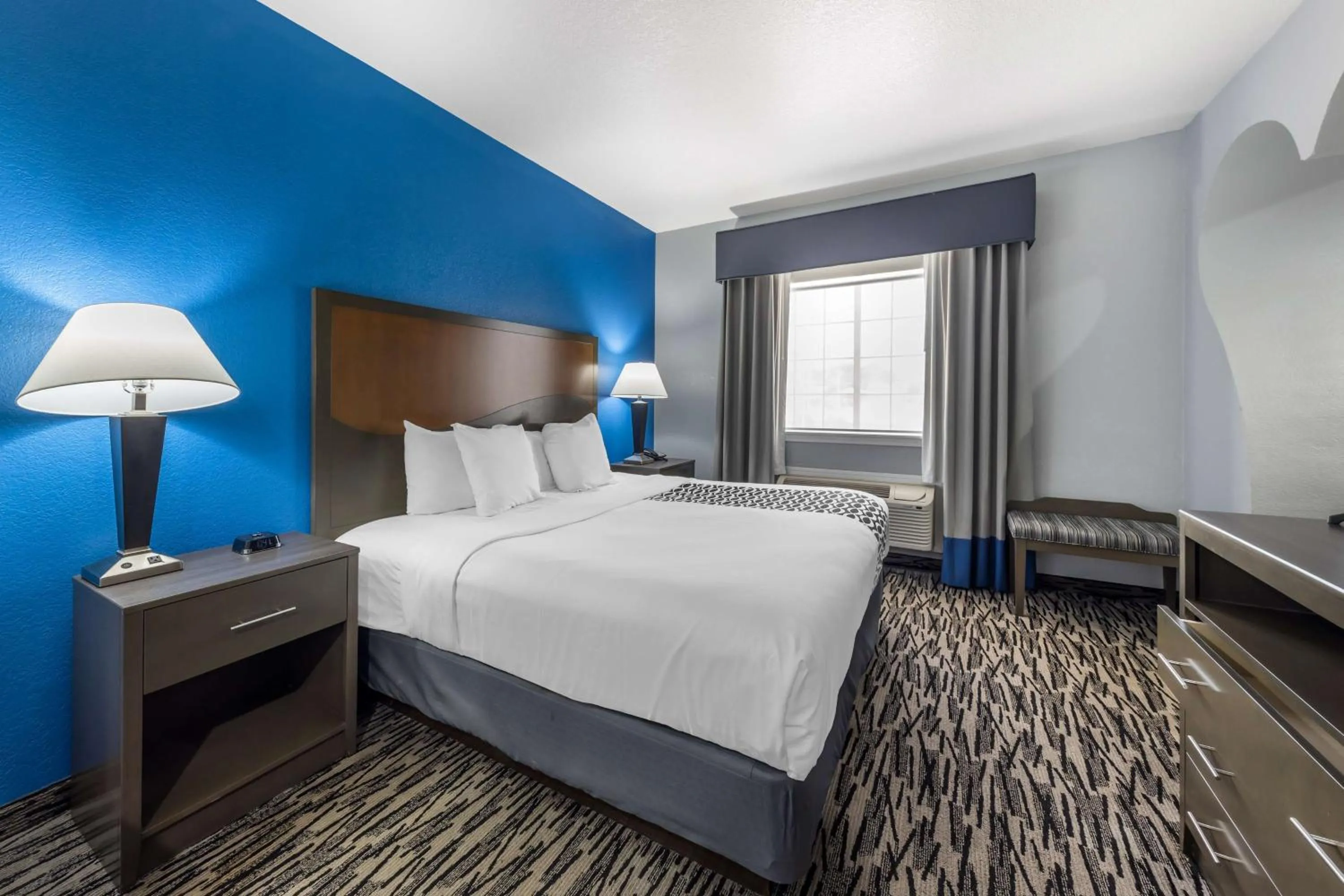 Photo of the whole room, Bed in Best Western Atoka Inn & Suites