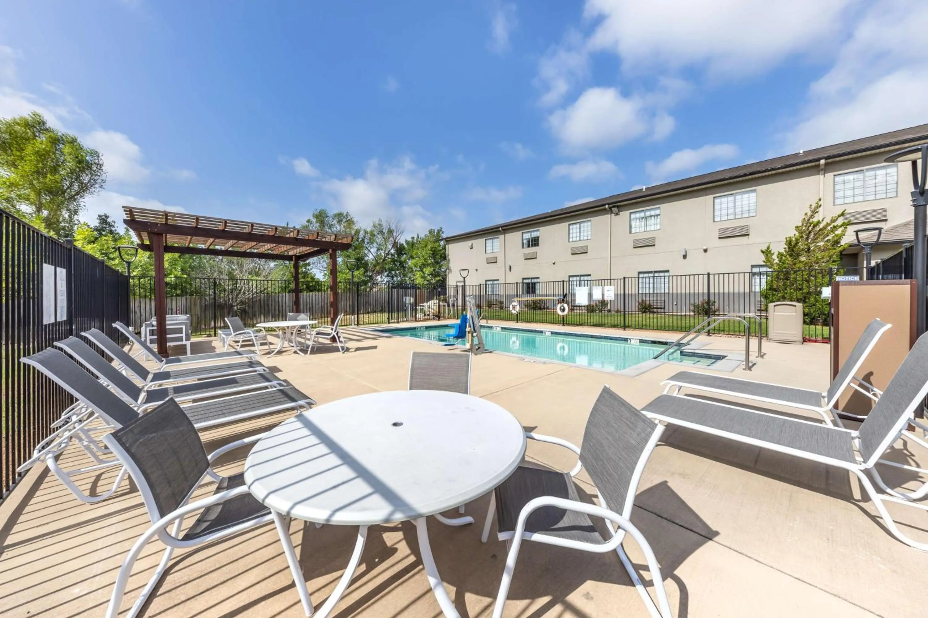 Pool view in Best Western Atoka Inn & Suites