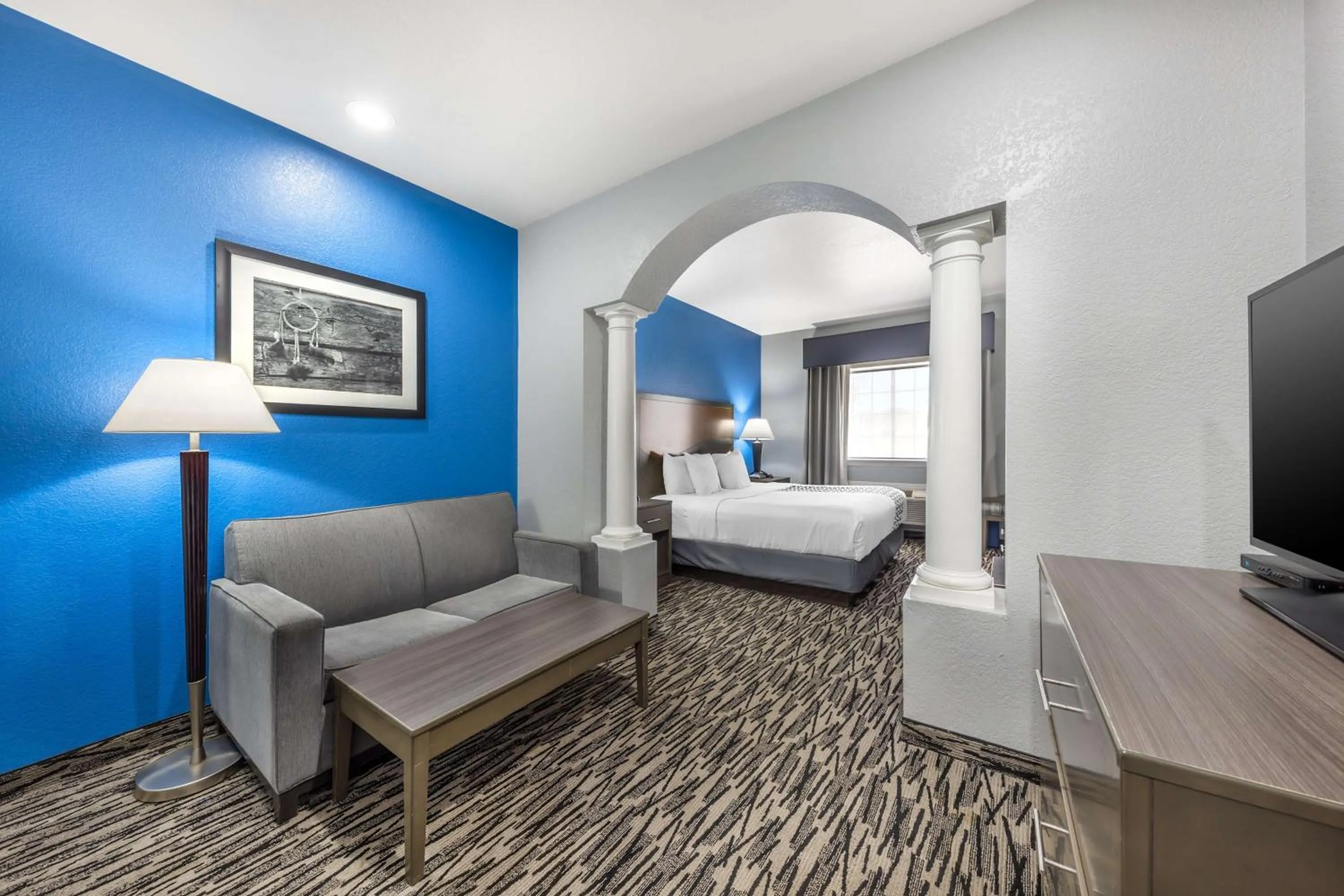 Photo of the whole room, Bed in Best Western Atoka Inn & Suites