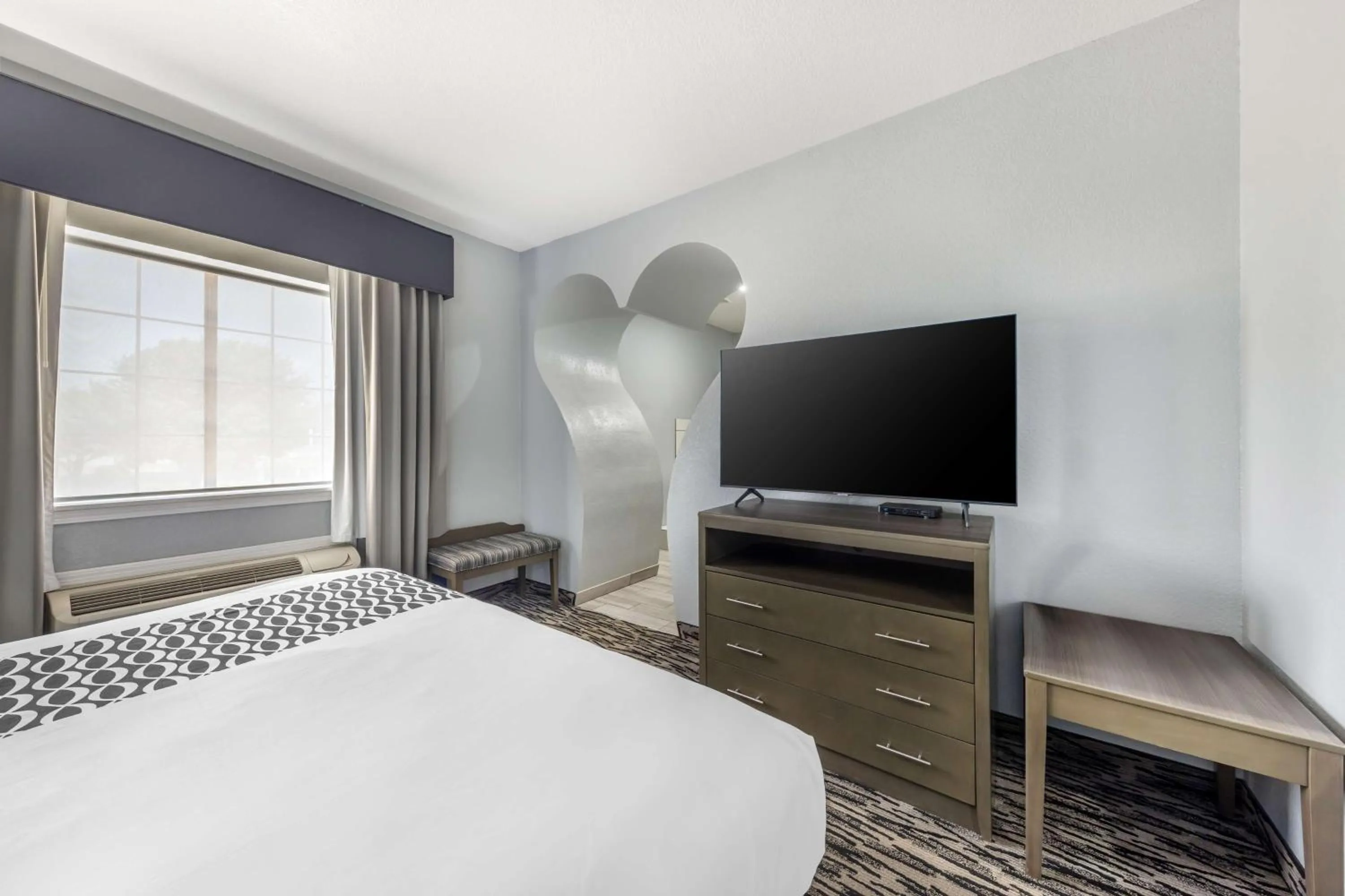 Photo of the whole room, Bed in Best Western Atoka Inn & Suites