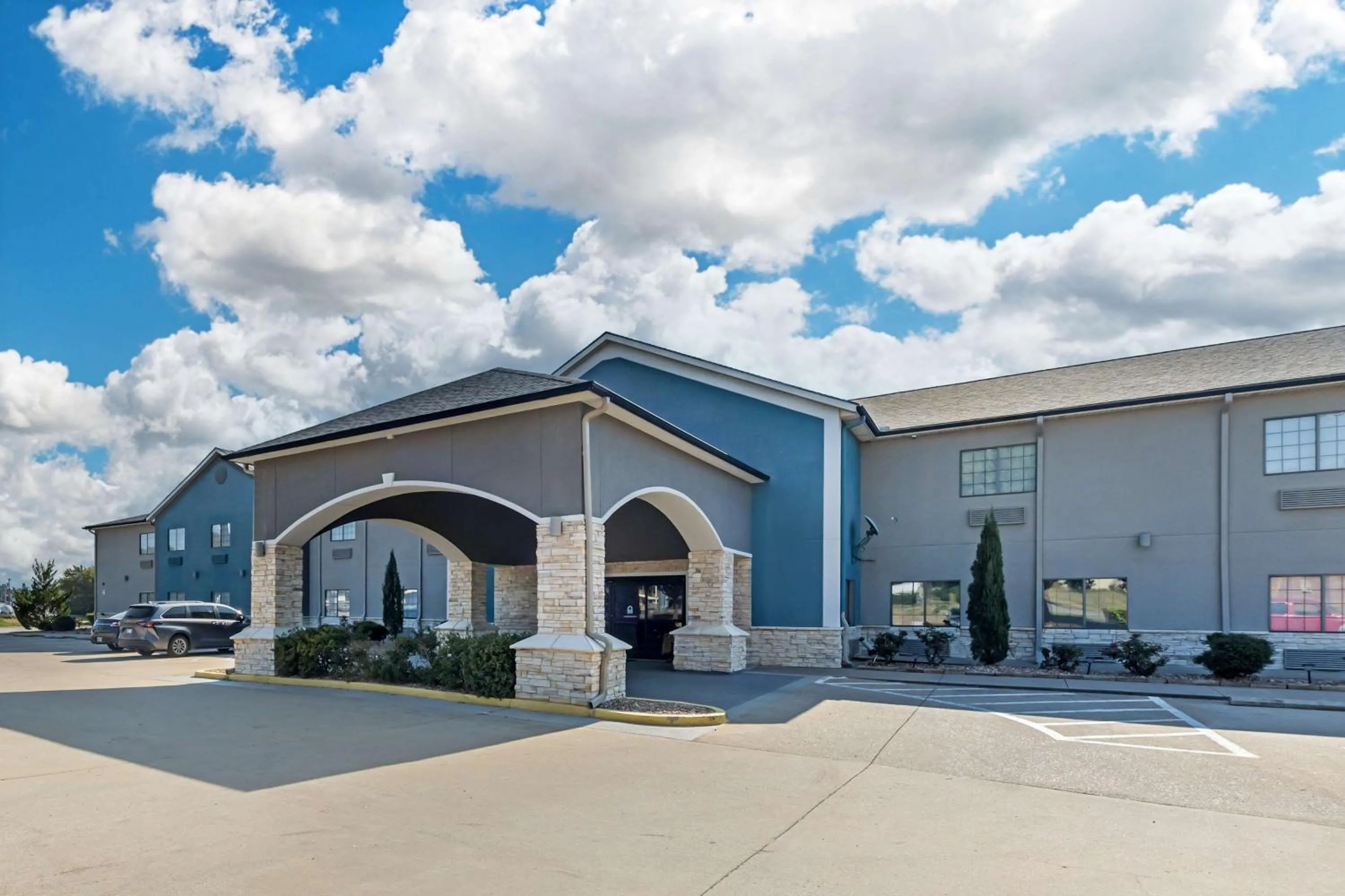 Property building in Best Western Atoka Inn & Suites