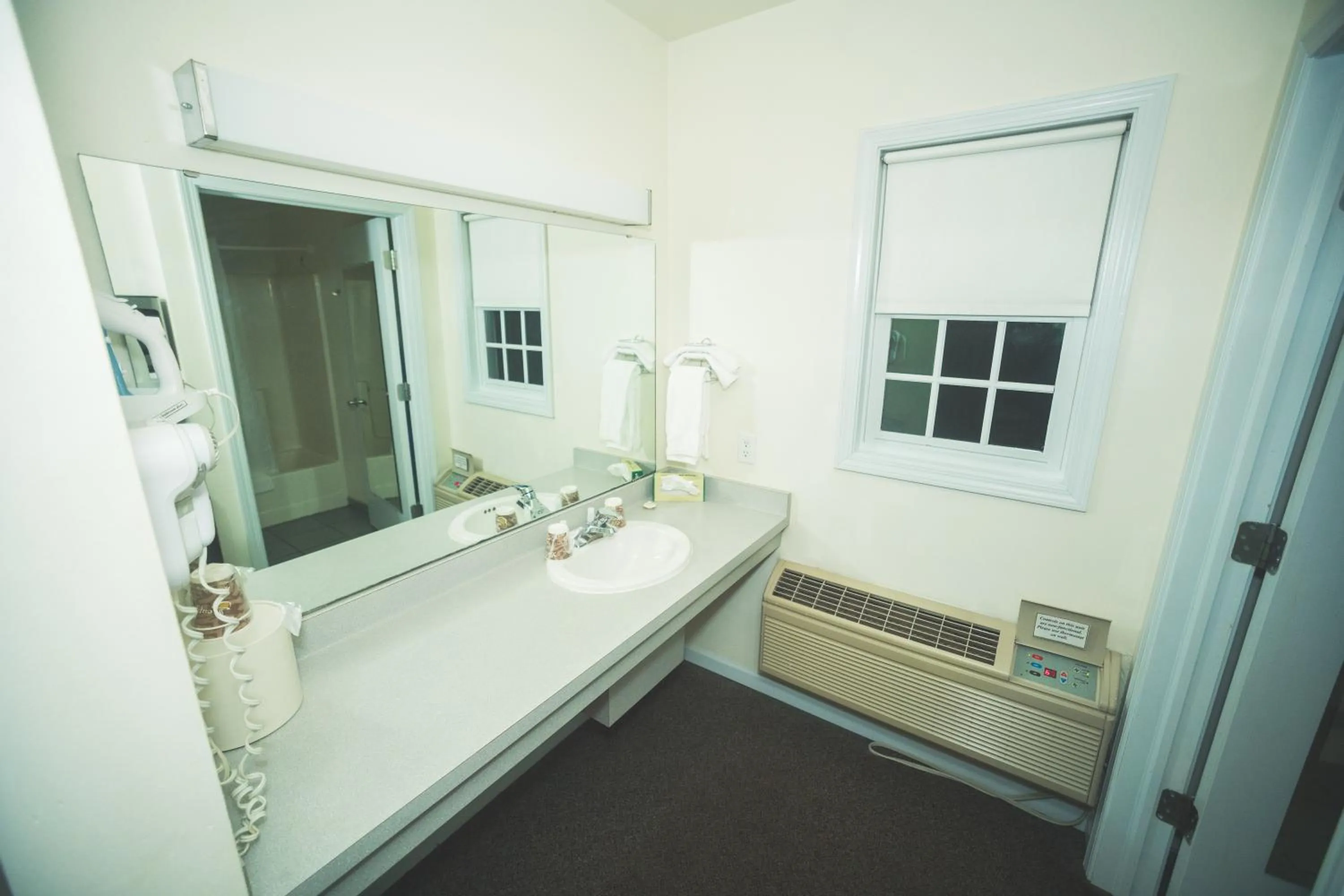 hair dryier, Bed in The Chalet Motel