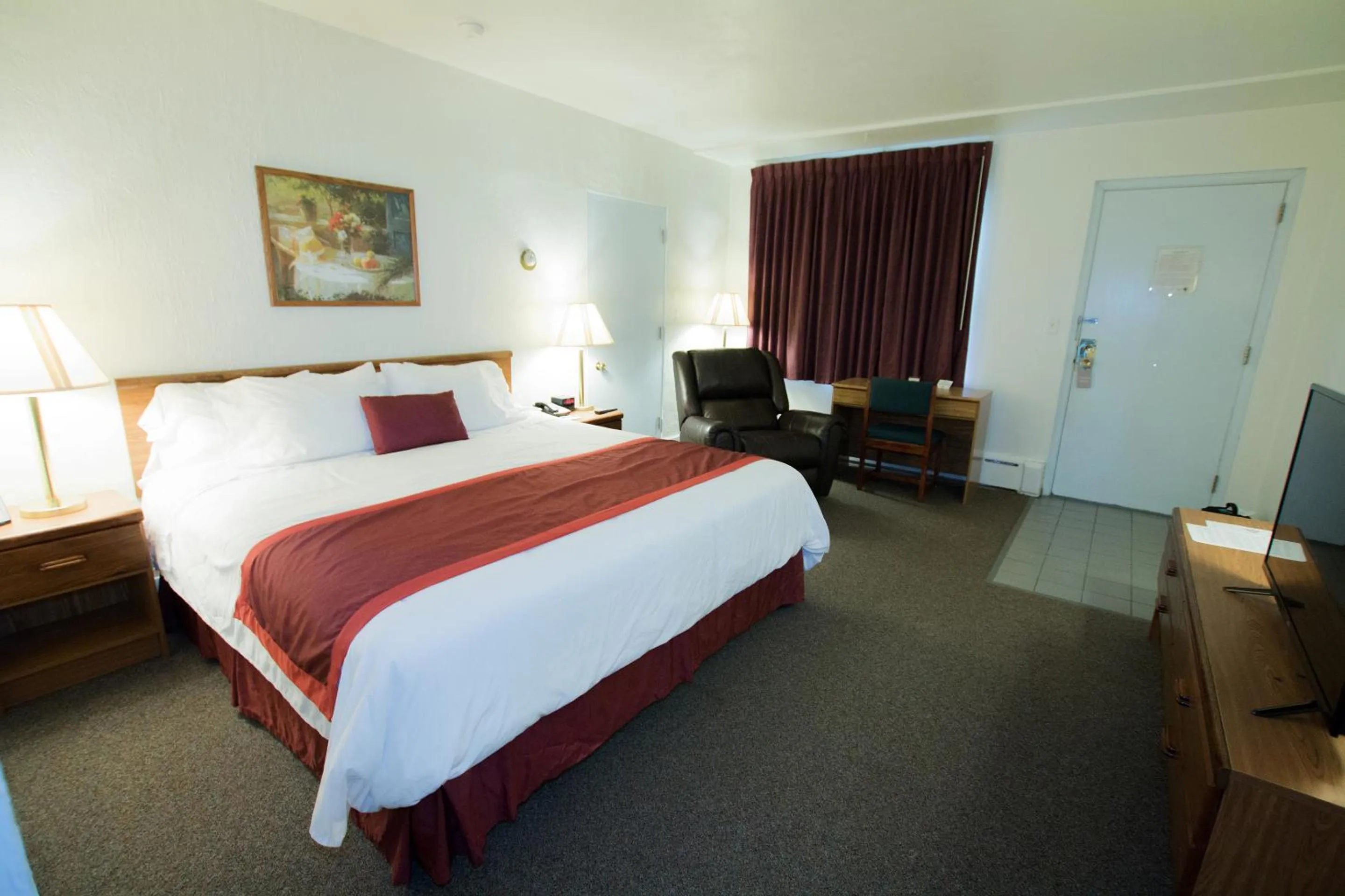 Bed in The Chalet Motel