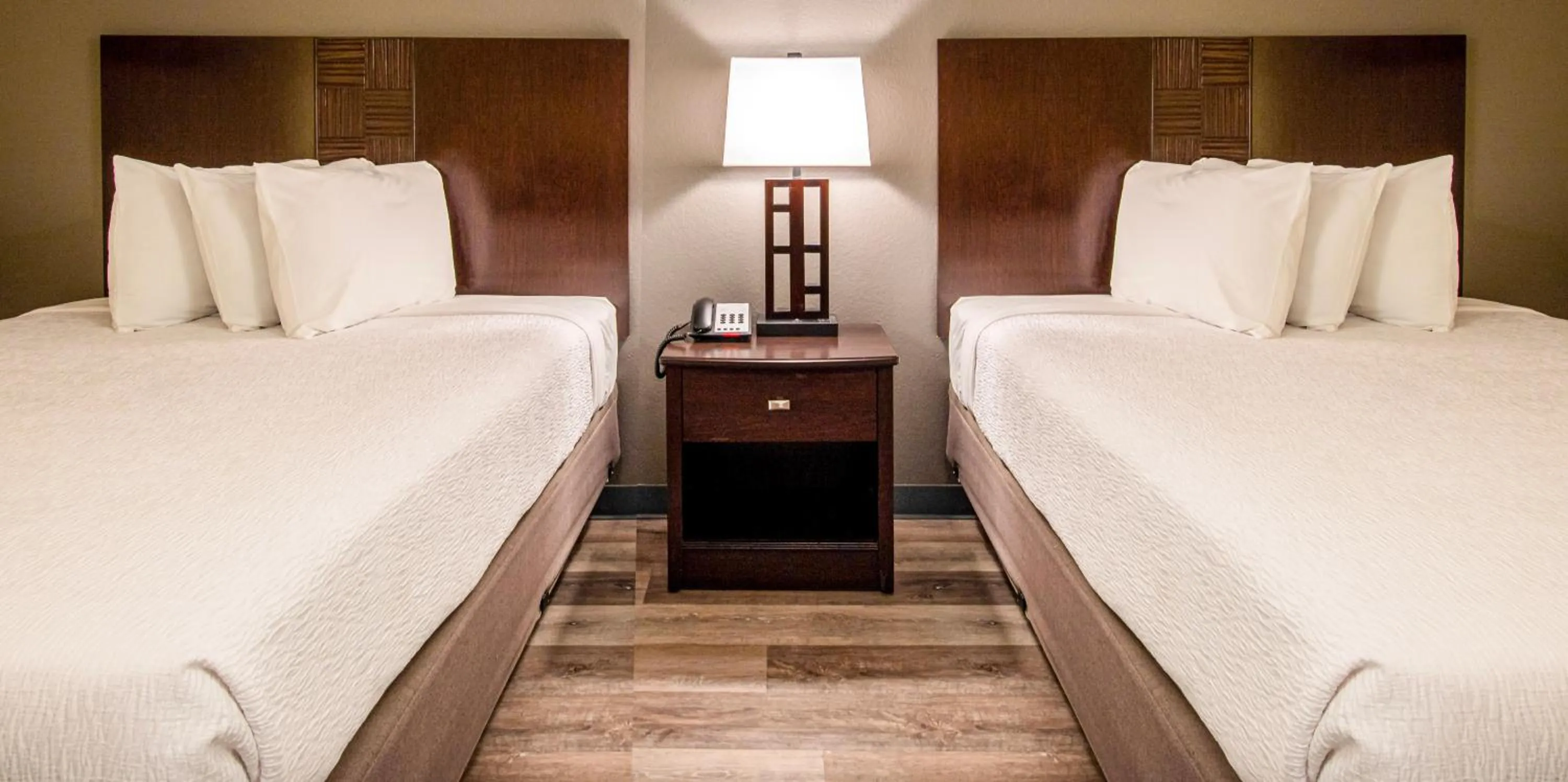 Bedroom, Bed in Lake View Inn