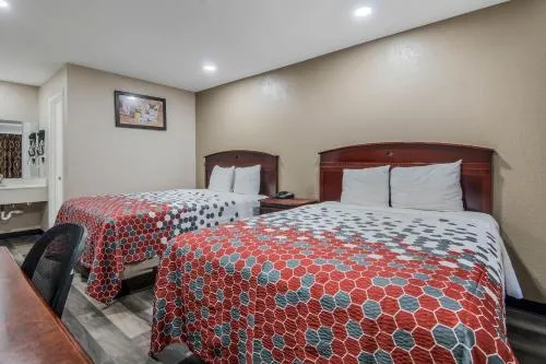 Super 8 by Wyndham Waco North I-35