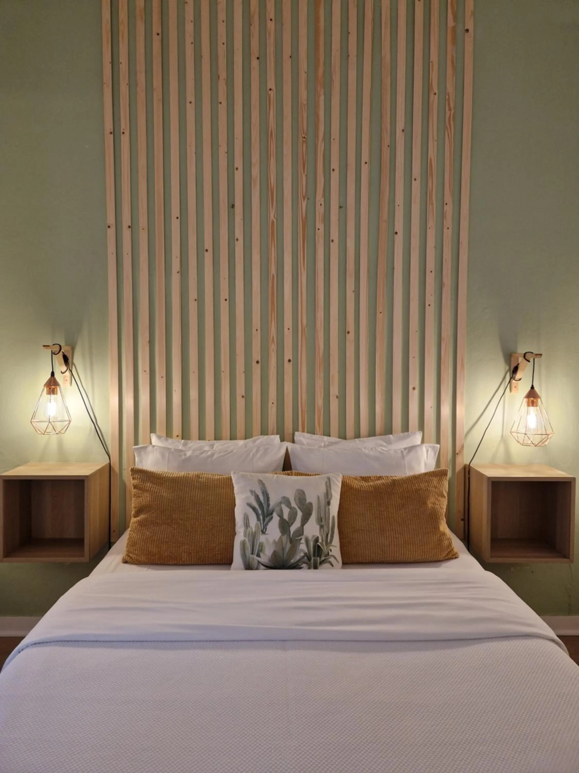 Bed in Bea's Bed & Breakfast