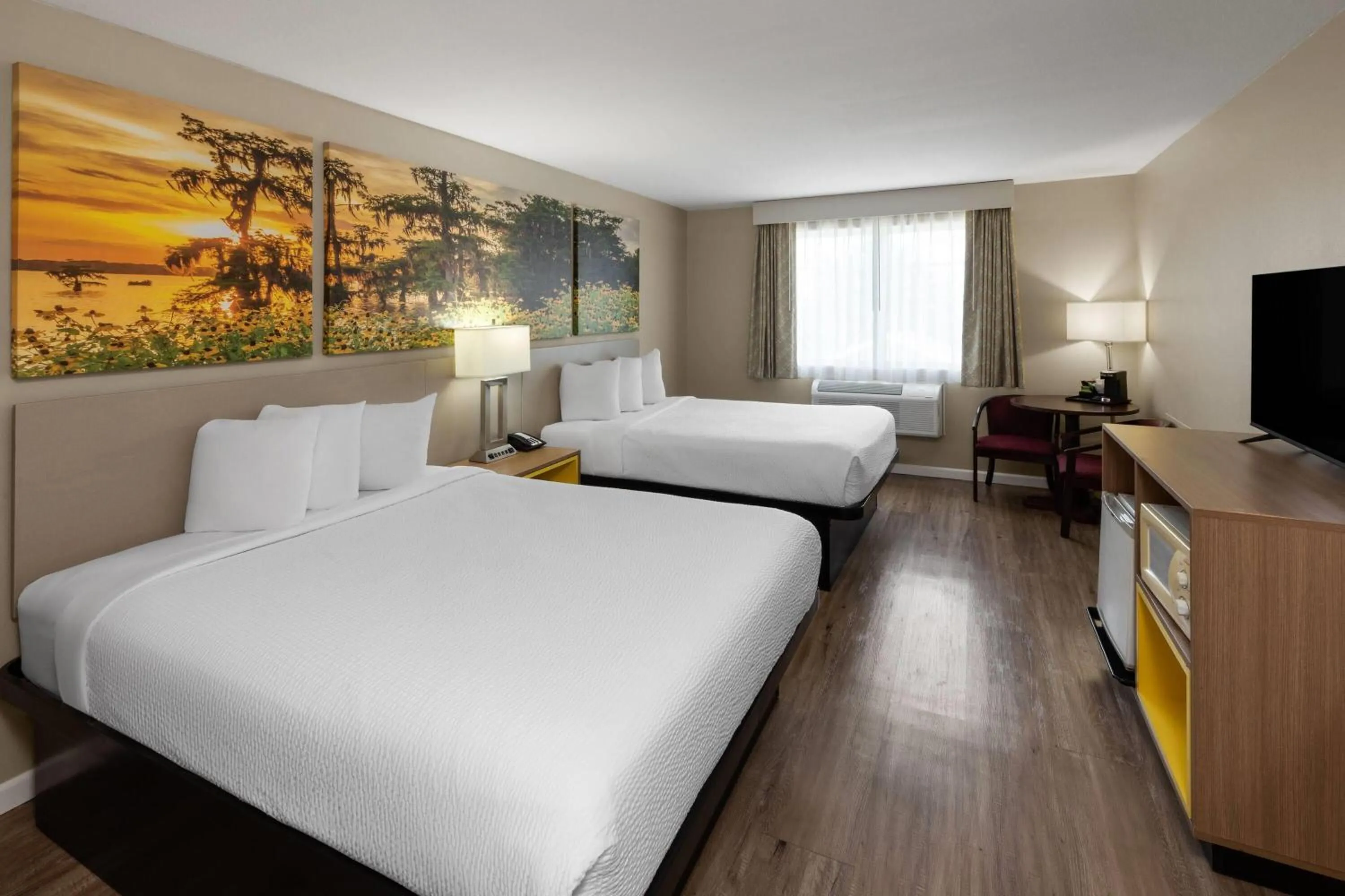 Photo of the whole room, Bed in Days Inn by Wyndham Mountain Home