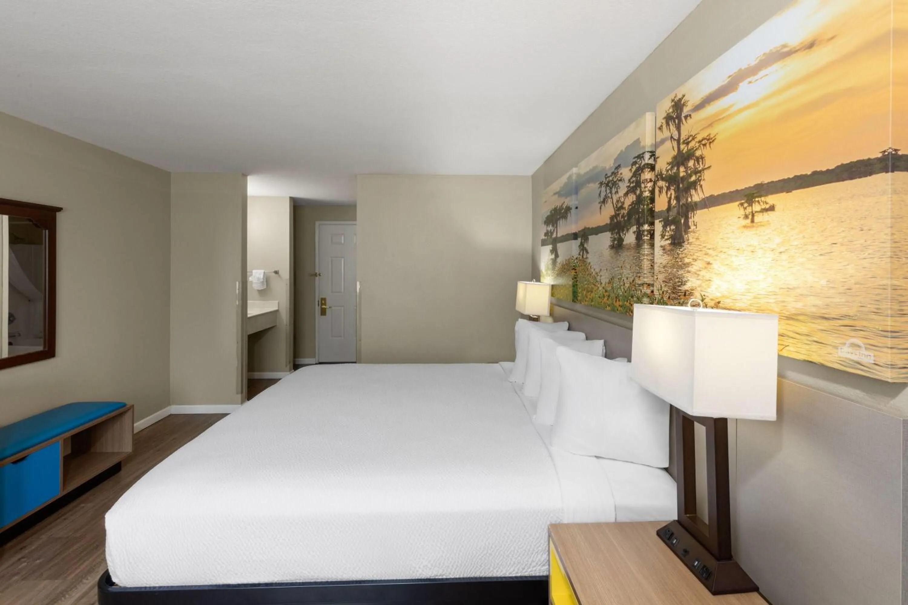 Photo of the whole room, Bed in Days Inn by Wyndham Mountain Home