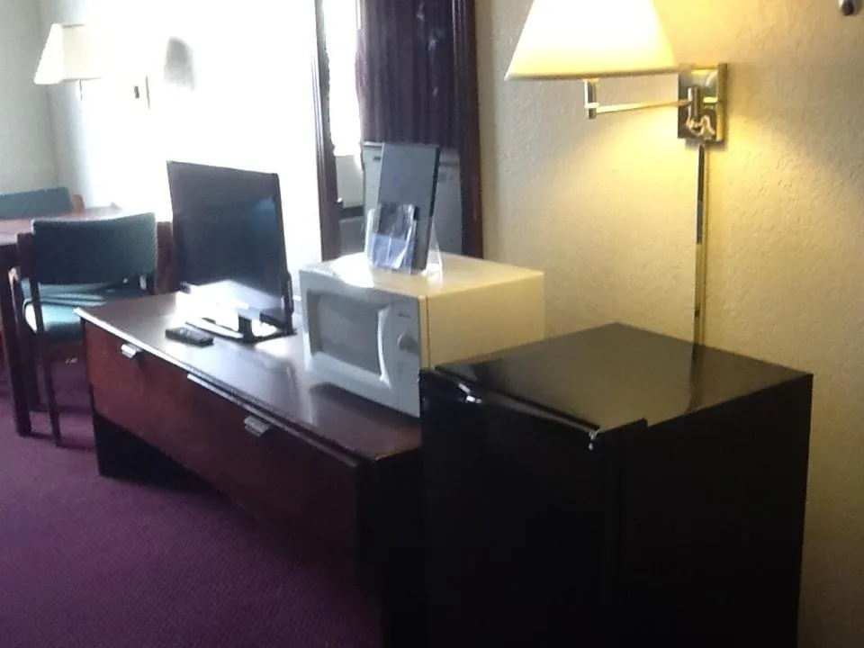 Super 8 by Wyndham Kennett