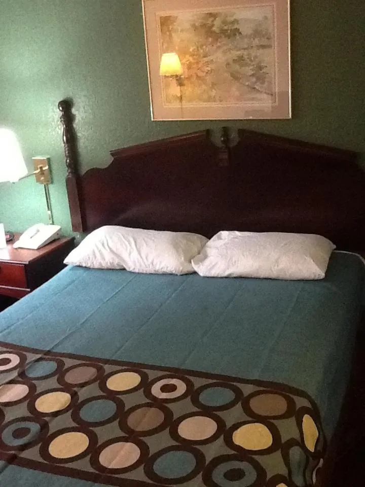 Bedroom, Bed in Super 8 by Wyndham Kennett