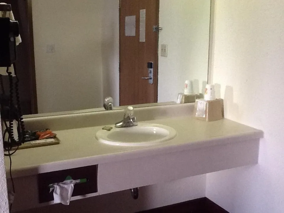 Super 8 by Wyndham Kennett