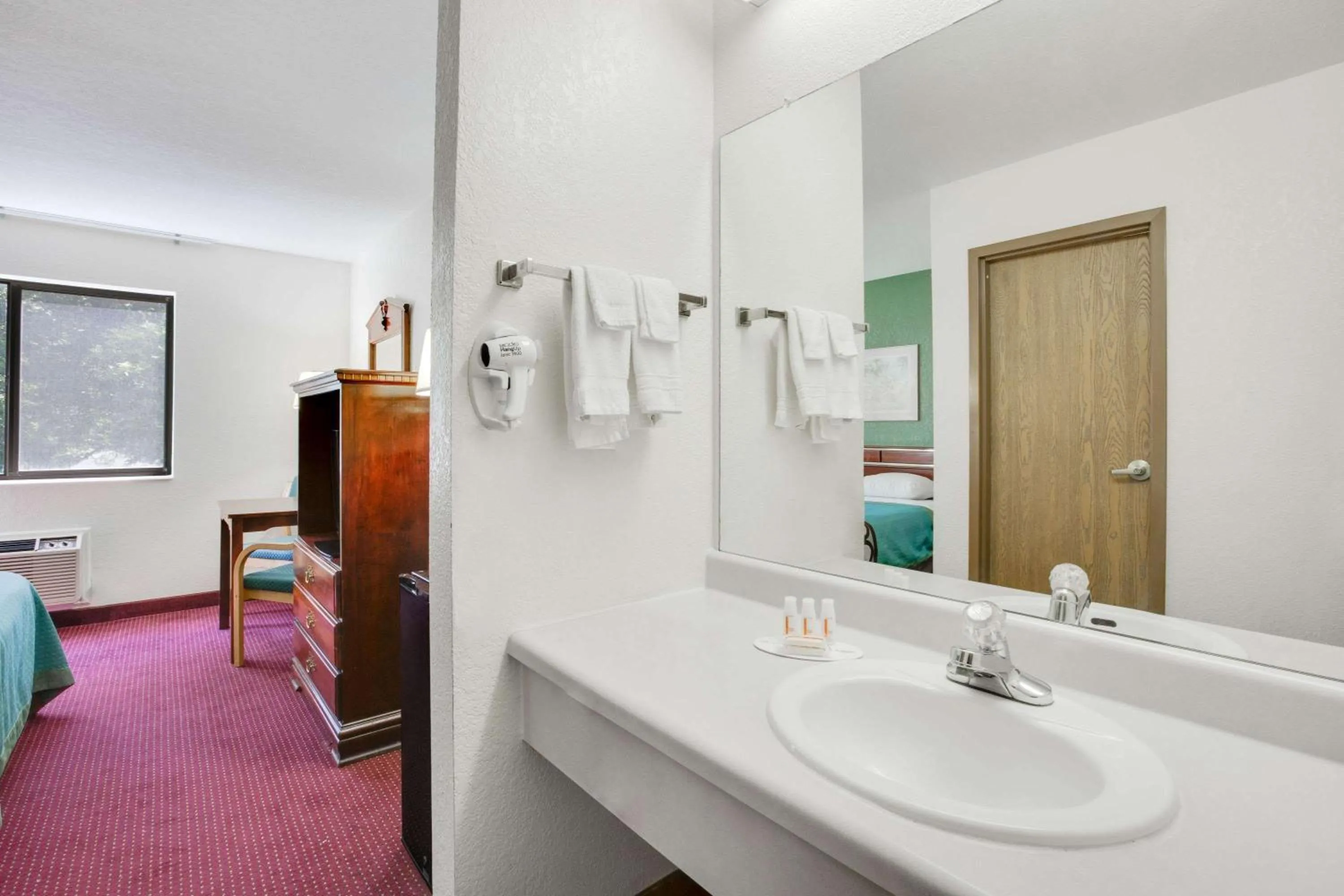 Bathroom in Super 8 by Wyndham Kennett