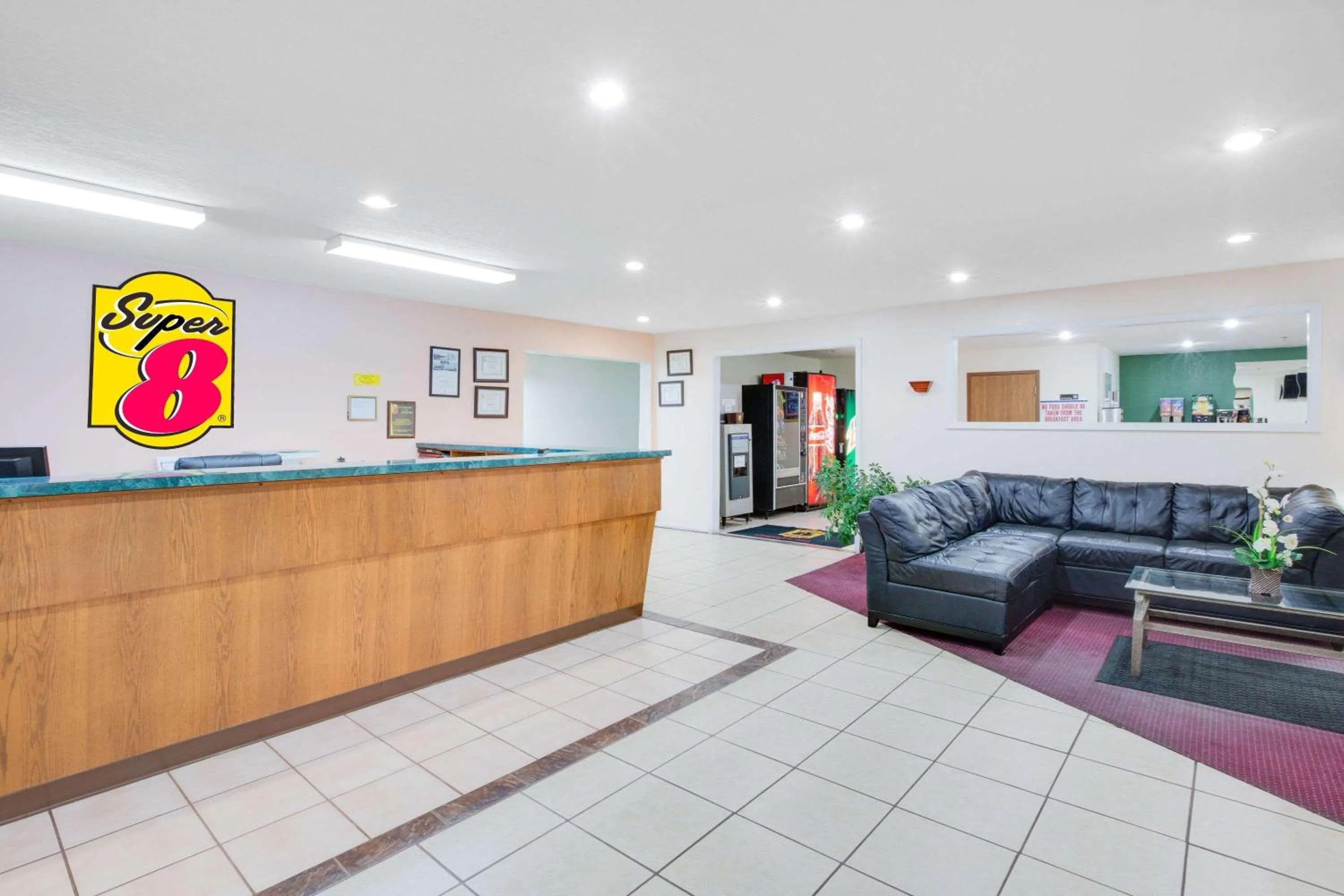 Lobby or reception in Super 8 by Wyndham Kennett