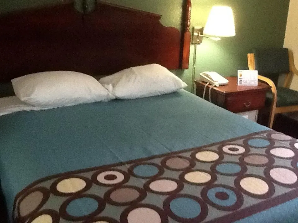 Bedroom, Bed in Super 8 by Wyndham Kennett