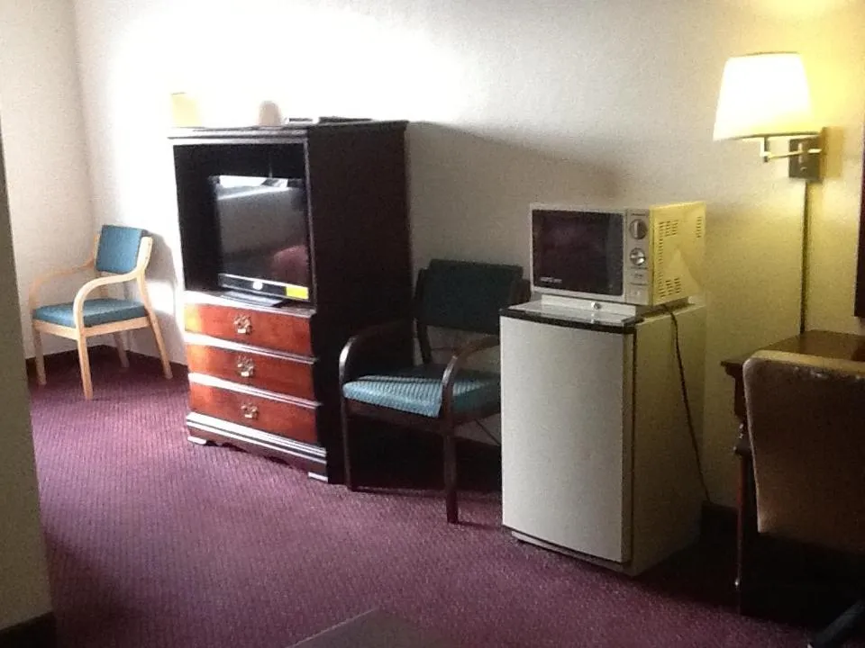 Super 8 by Wyndham Kennett