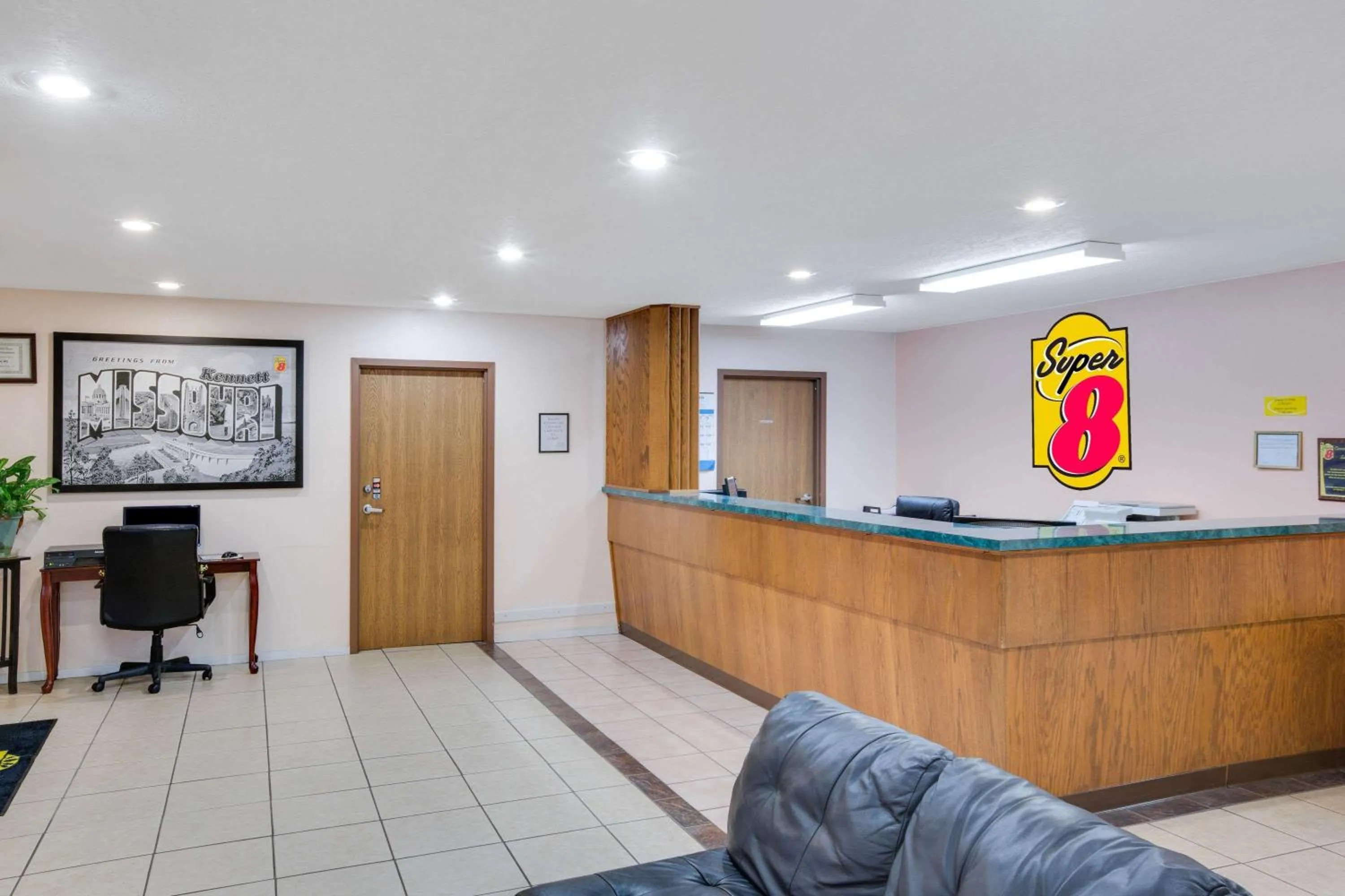 Lobby or reception in Super 8 by Wyndham Kennett