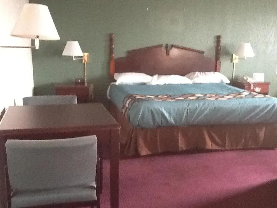 Photo of the whole room, Bed in Super 8 by Wyndham Kennett