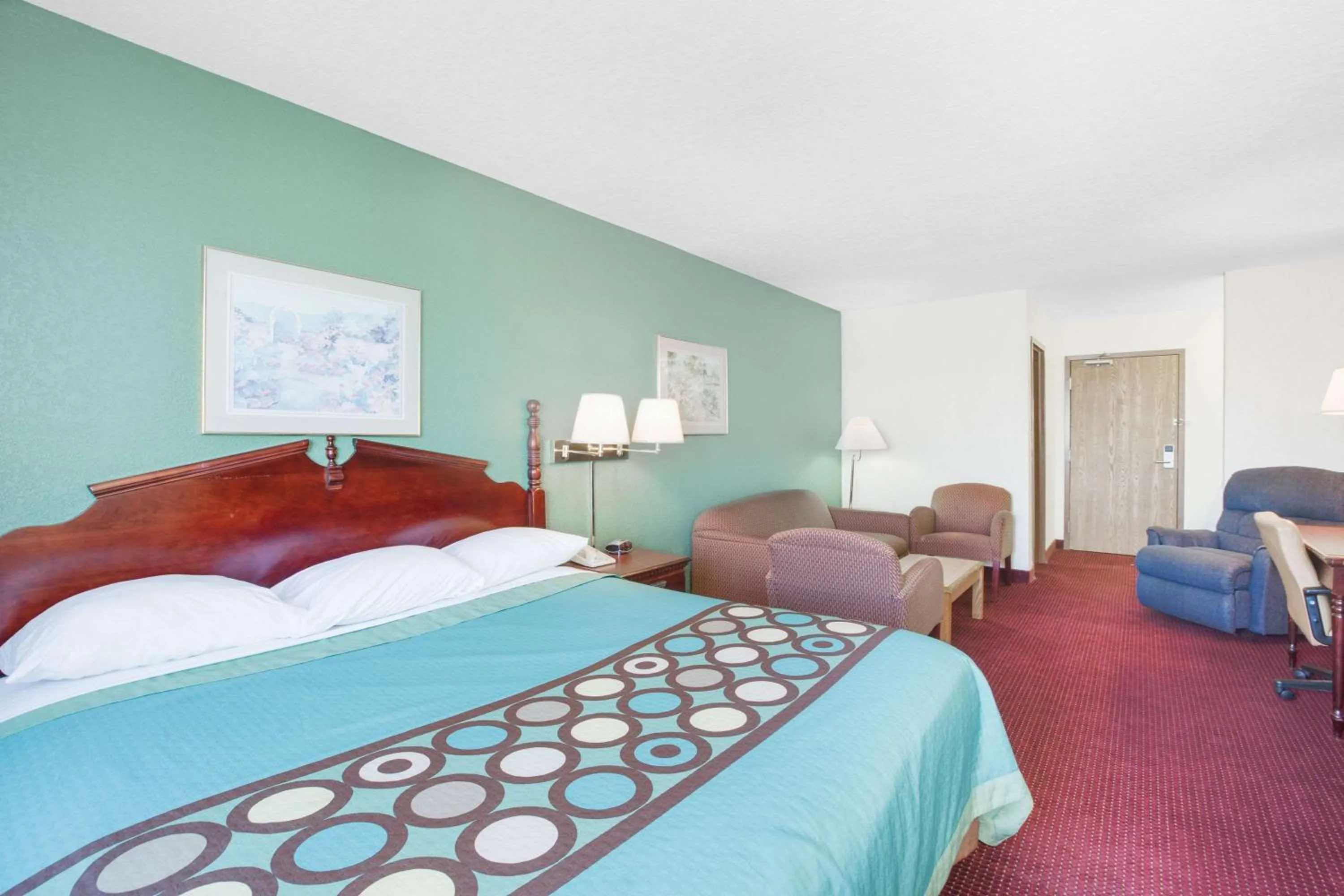 Photo of the whole room, Bed in Super 8 by Wyndham Kennett