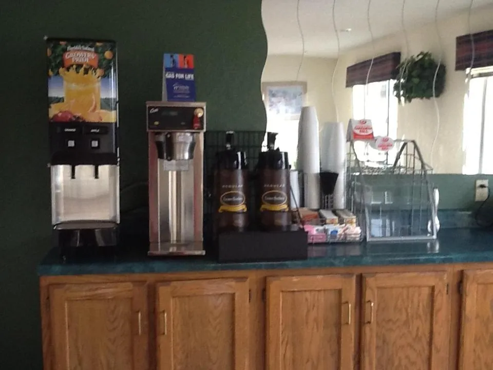 Super 8 by Wyndham Kennett