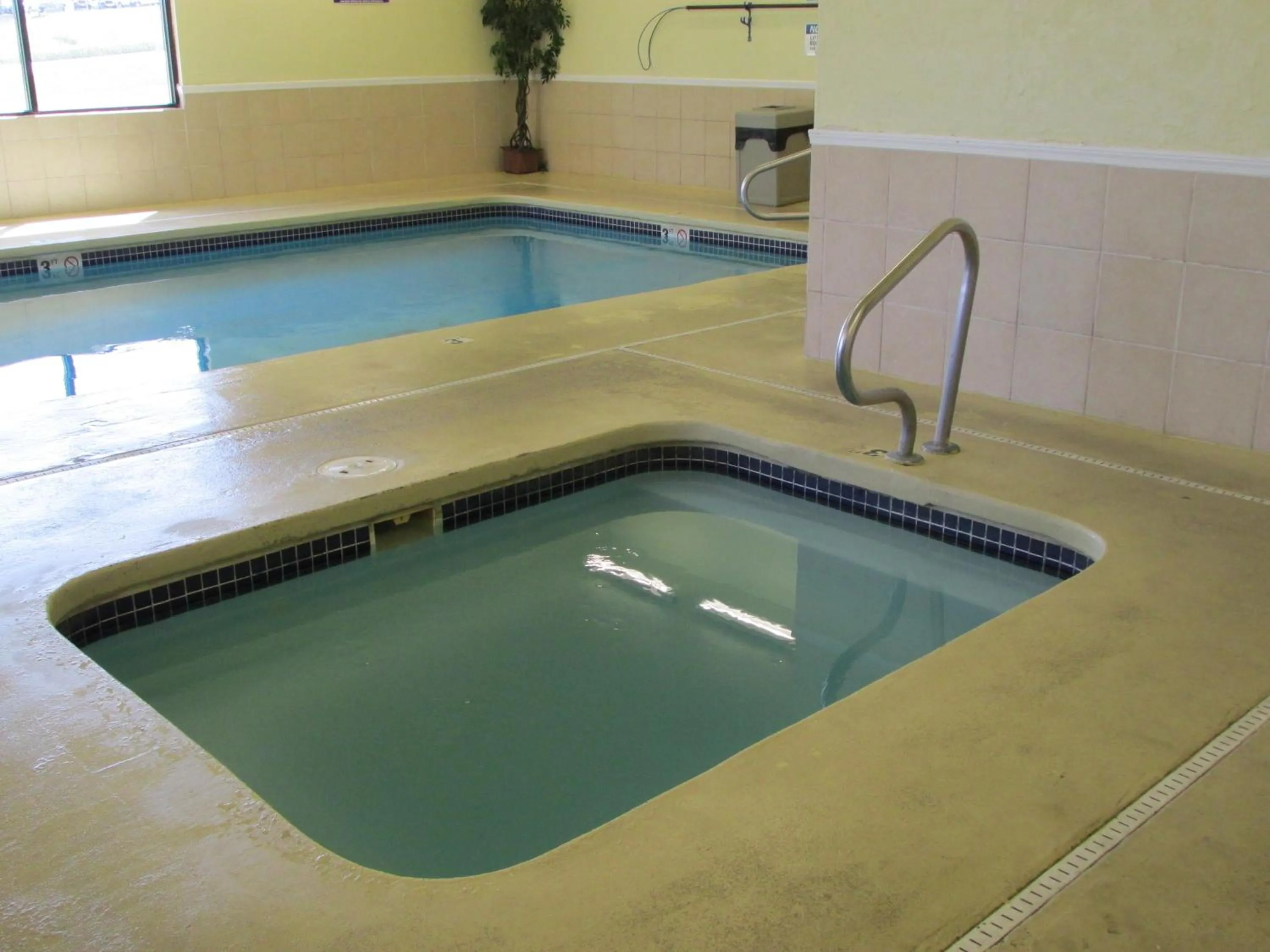 Swimming pool in Days Inn by Wyndham Jefferson City