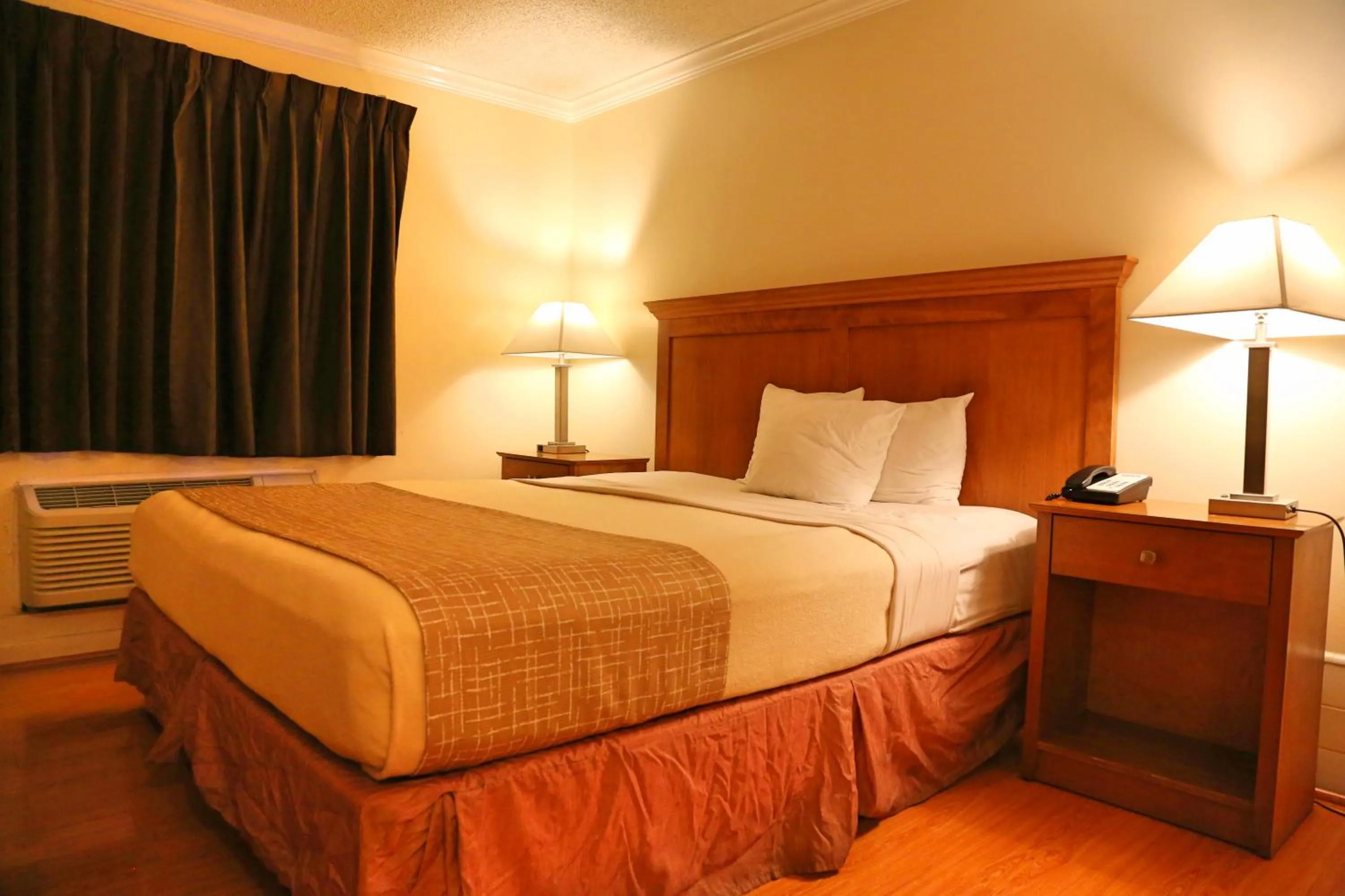 Bed in Travelodge by Wyndham Pasadena Central