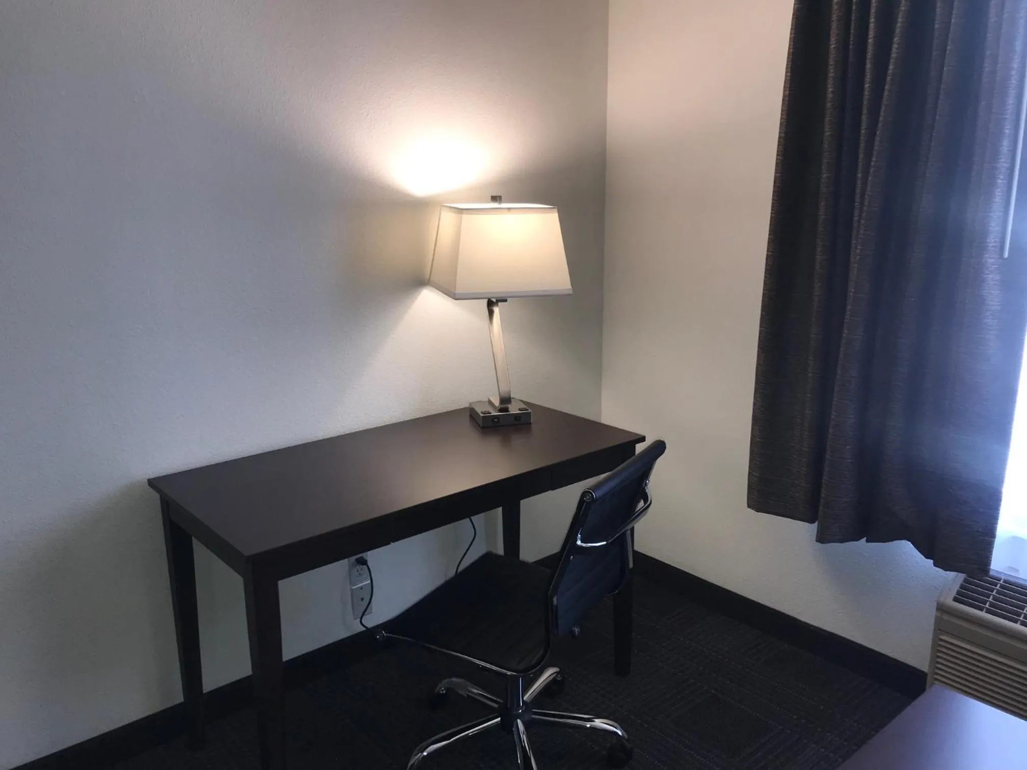 Days Inn & Suites by Wyndham Gresham