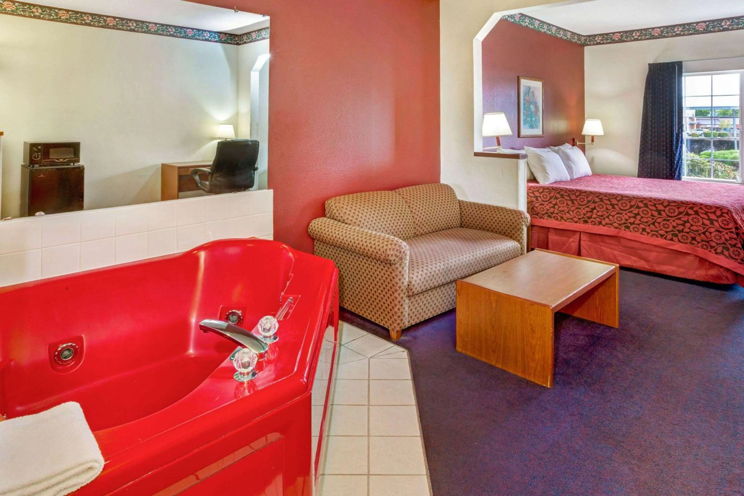 Photo of the whole room, Bed in Days Inn & Suites by Wyndham Gresham