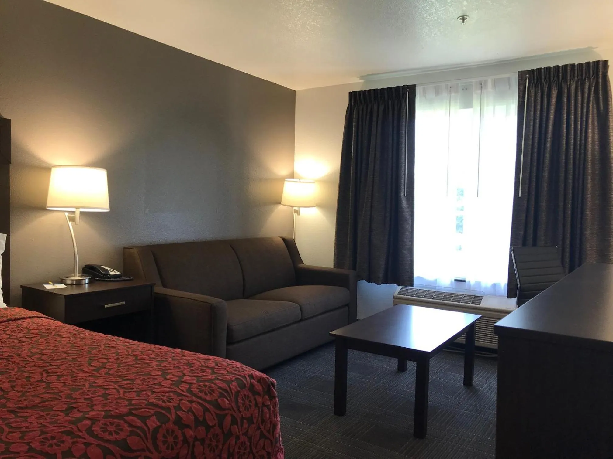 Days Inn & Suites by Wyndham Gresham