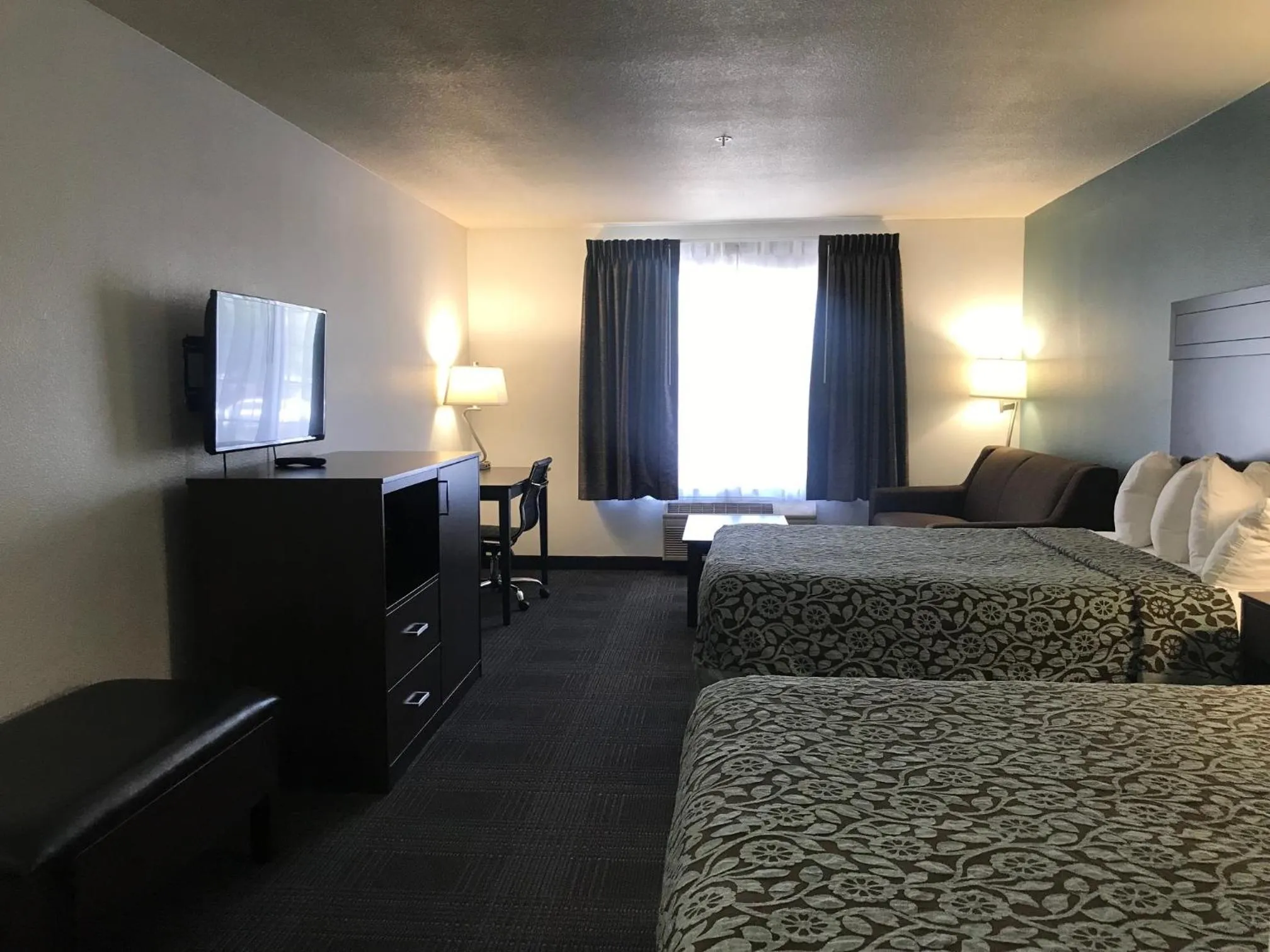 Bed in Days Inn & Suites by Wyndham Gresham