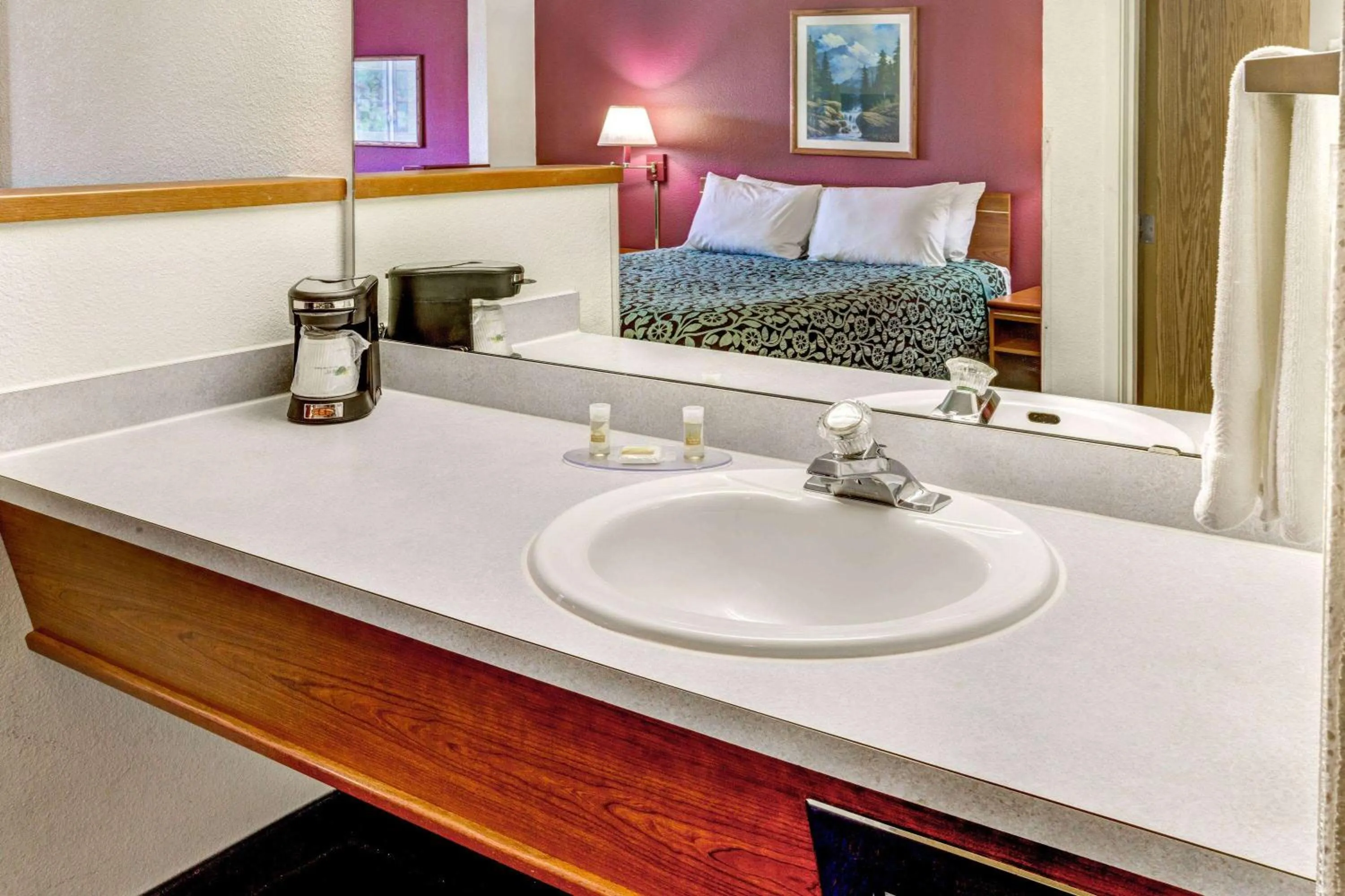 Photo of the whole room, Bed in Days Inn & Suites by Wyndham Gresham