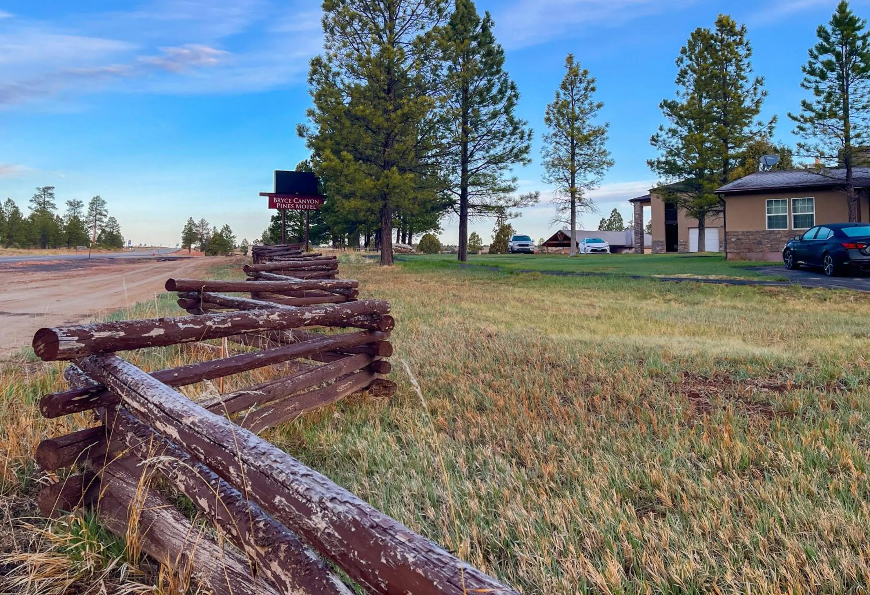Facade/entrance in Bryce Canyon Pines Lodge