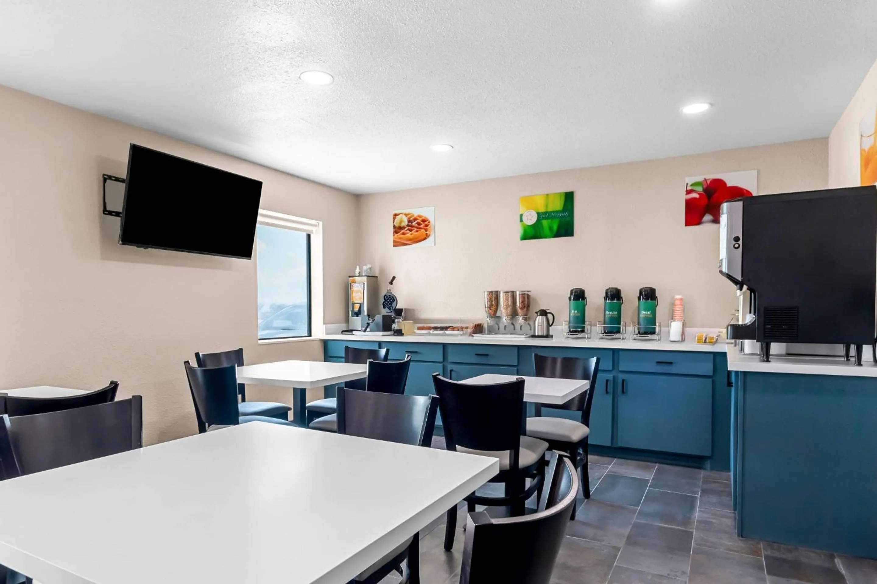 Breakfast in Quality Inn & Suites Port Lavaca near Lighthouse Beach